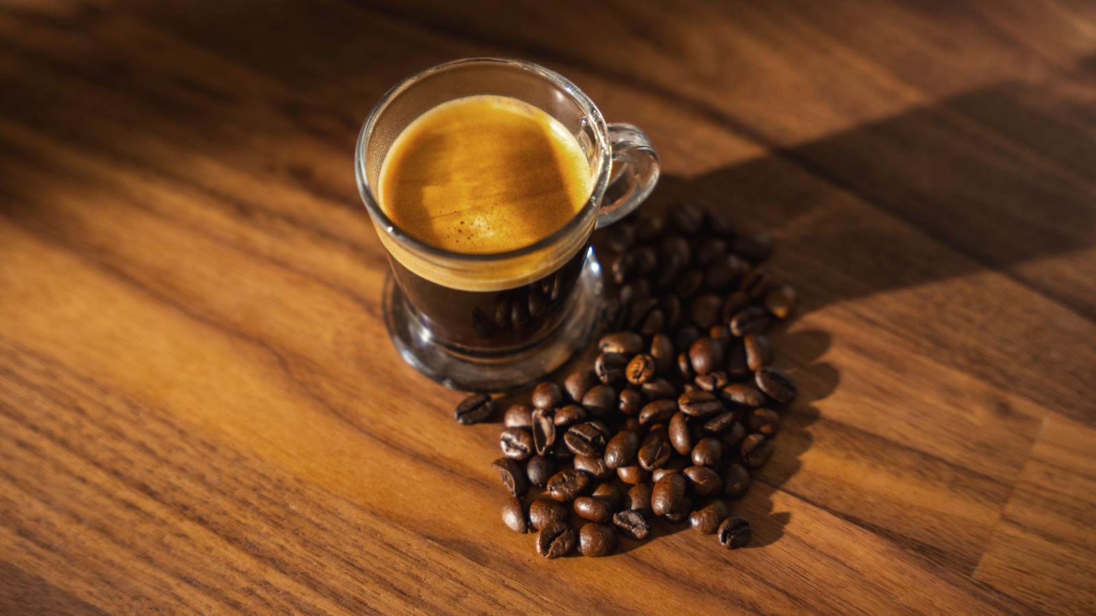 Sistema de rápido calentamiento por Thermoblock que garantiza un café perfecto en tan solo unos segundos.  Incluye vaporizador para espumar la leche.