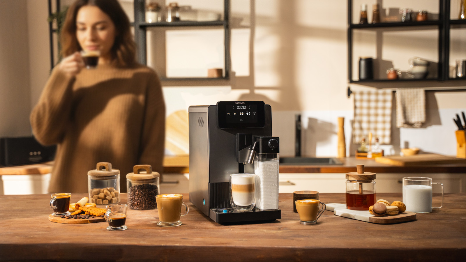 La cafetera superautomática compacta prepara espressos y americanos de café en grano recién molido pulsando un botón gracias al sistema Plug&Play.