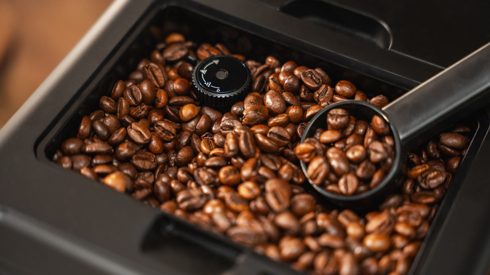 Depósito de 150 g de café con molinillo cónico integrado con 5 niveles de molienda.