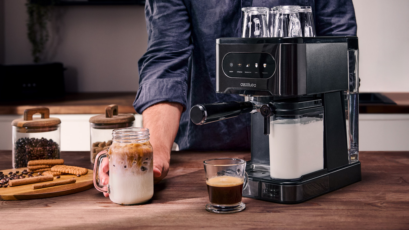 Consigue siempre el mejor resultado en cada café gracias a su potente bomba de presión de 20 bares, que extrae todo el aroma y crea una crema densa y deliciosa.