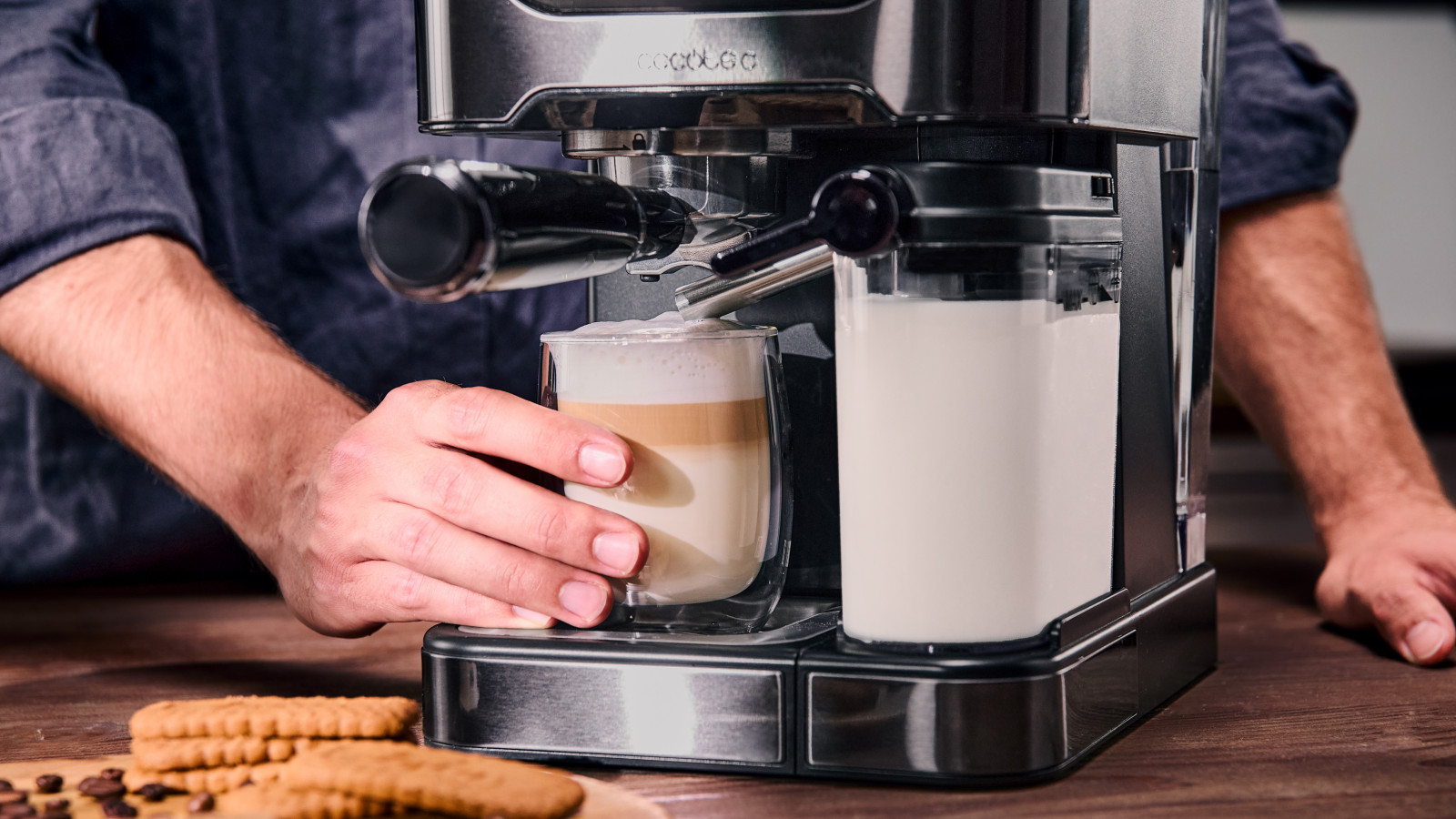 La cafetera incluye un depósito de leche de 500 ml con boquilla espumadora, perfecto para quienes disfrutan de cappuccinos, lattes y otras especialidades con una espuma cremosa y profesional.