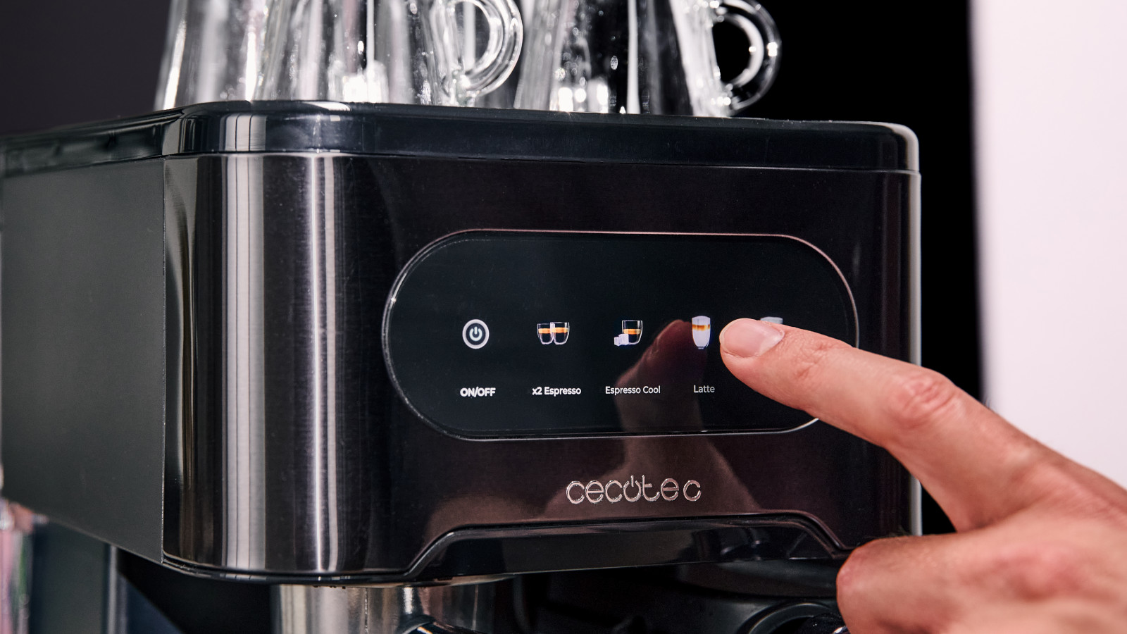 Pensando en los verdaderos amantes del café, incorpora una superficie calientatazas para mantener tus tazas a la temperatura ideal antes de servir el café.
