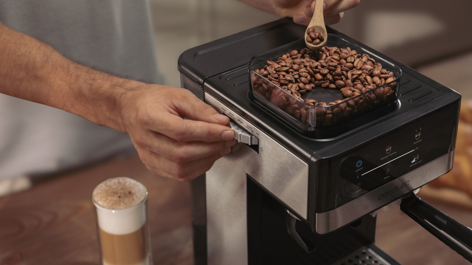 El depósito de agua de 1.7 litros y la capacidad de granos de café de 150g están diseñados para satisfacer tus necesidades diarias sin interrupciones.