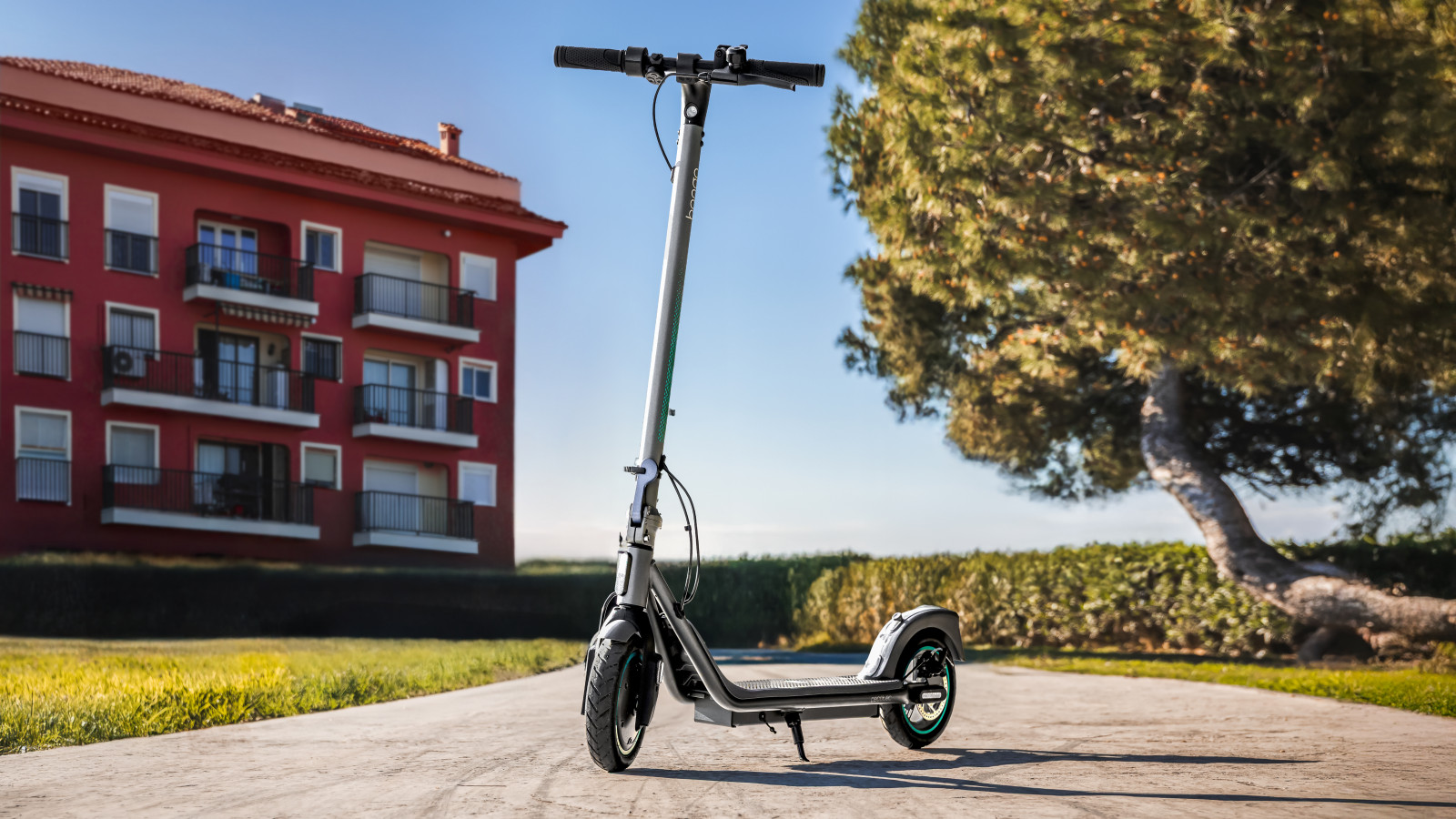 Patinete eléctrico con una potencia nominal de 250 W y máxima de 500 W, ideal para moverse ágilmente por la ciudad.