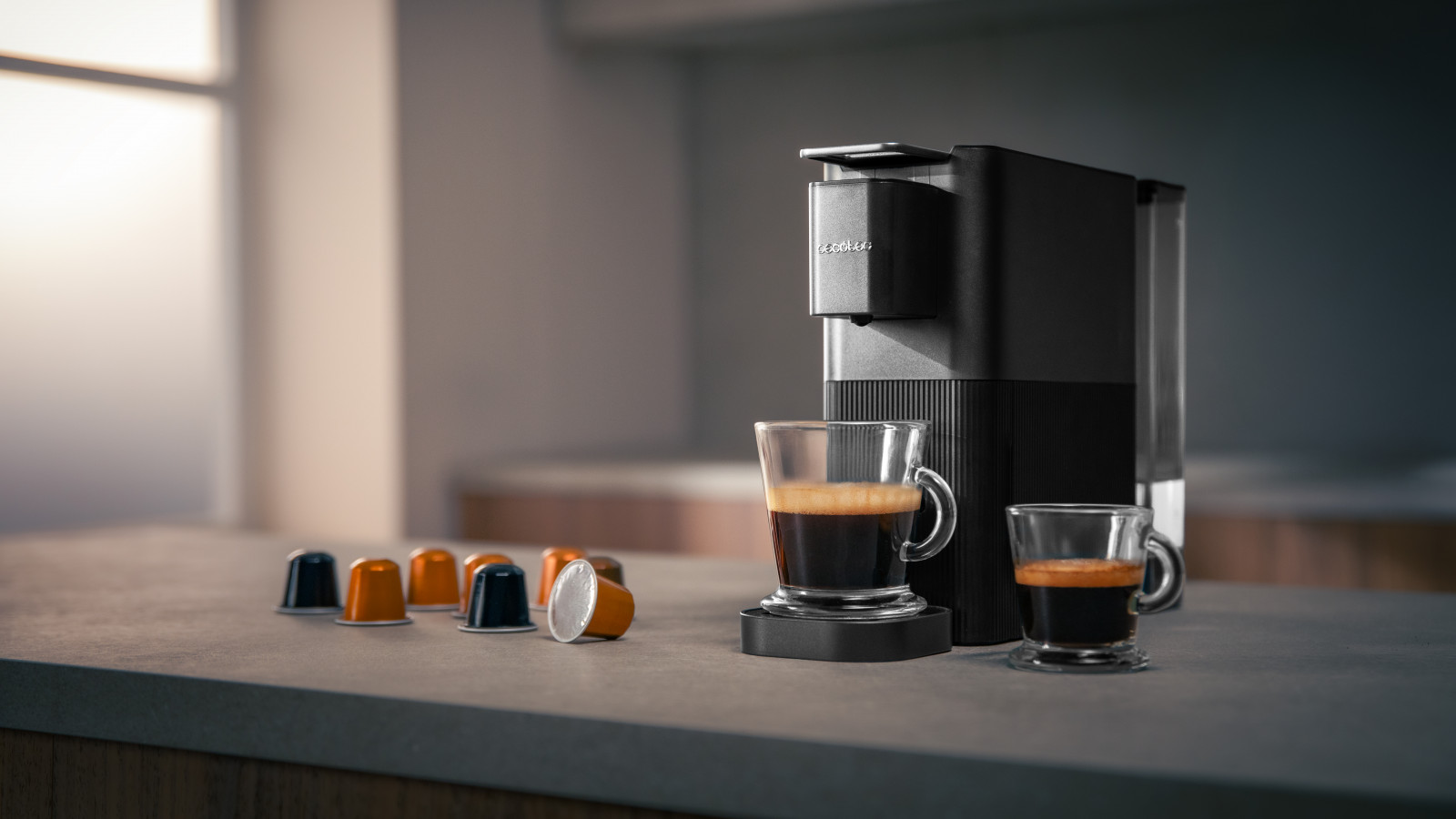 La Power Caps 20 es la cafetera de cápsulas ideal para los amantes del café que buscan calidad y comodidad. Compatible con cápsulas de Nespresso, ofrece una amplia gama de sabores para disfrutar con un simple botón de encendido/apagado. Su depósito de agua de 700ml, asegura múltiples usos sin necesidad de recargas constantes.