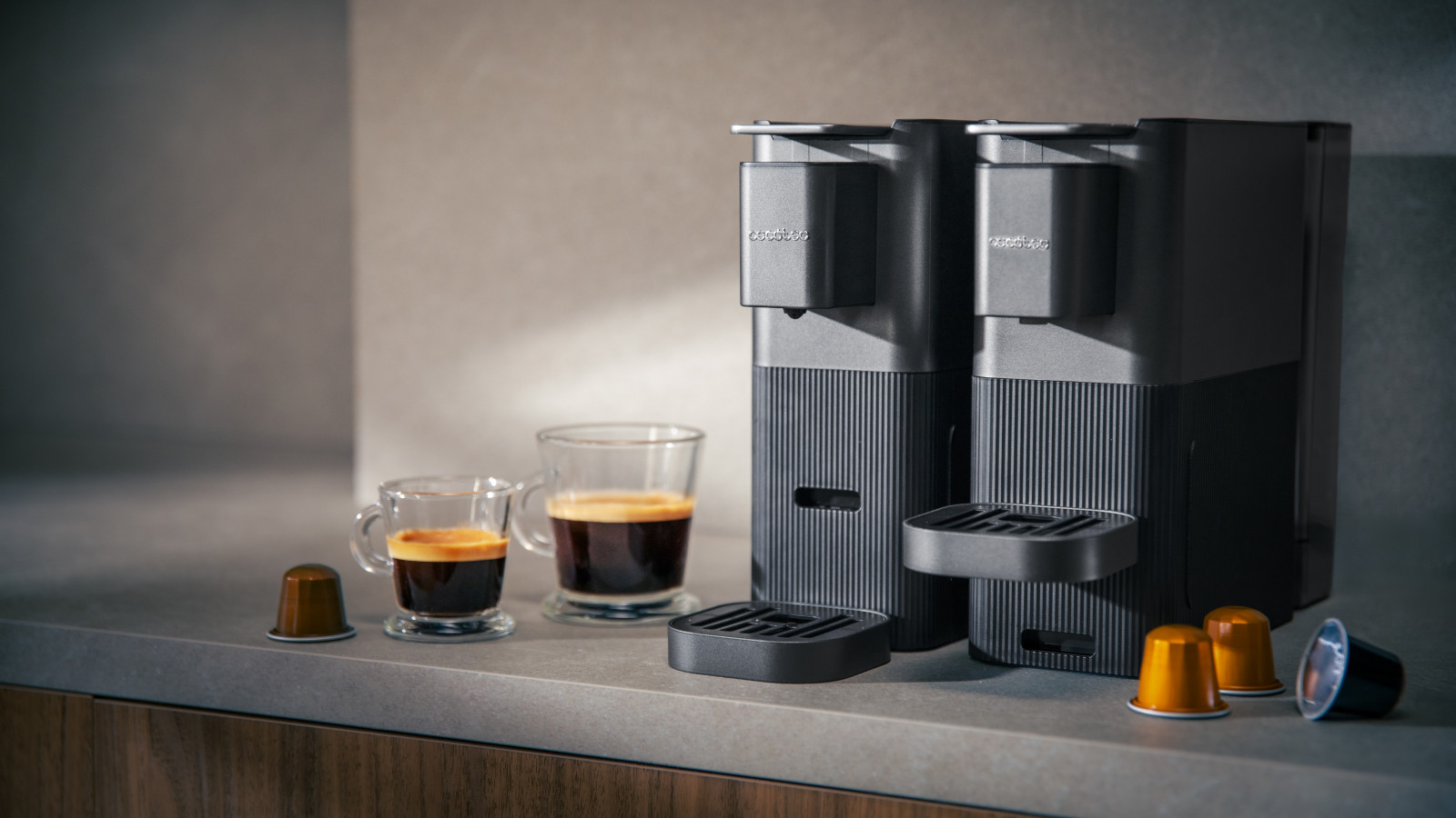 Los pies de silicona antideslizantes garantizan estabilidad, y su potente motor de 1400W con 20 bares de presión asegura un café con calidad de barista, perfecto en cada taza.