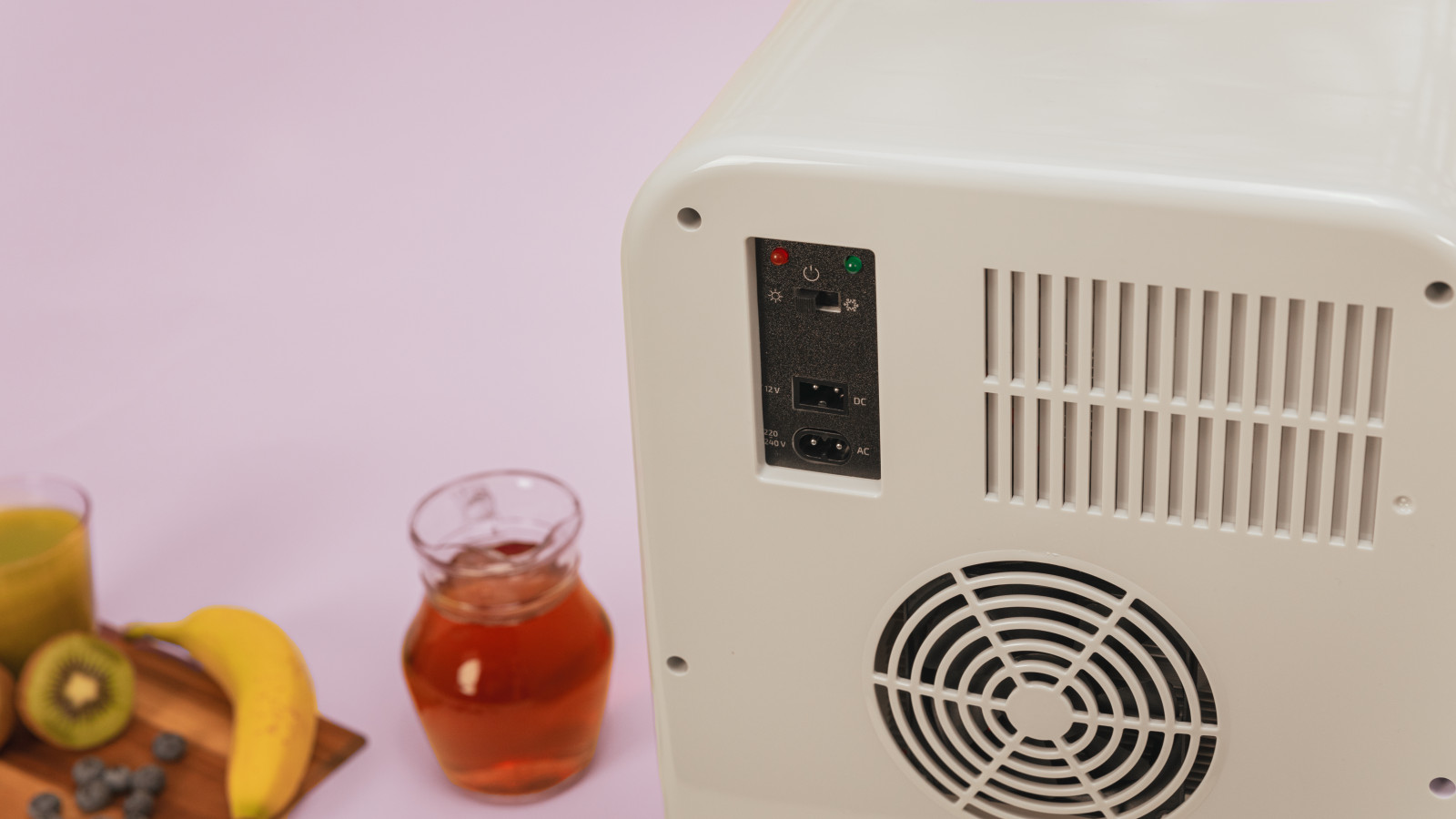 Enfría hasta 7 ºC: su función enfriamiento le permite alcanzar temperaturas de hasta 7 ºC, haciendo que mantenga tus bebidas y alimentos siempre bien fríos. Termostato hasta 65 ºC: su función calentamiento soporta temperaturas de hasta 65 ºC, permitiéndote conservar productos que requieren de una mayor temperatura.