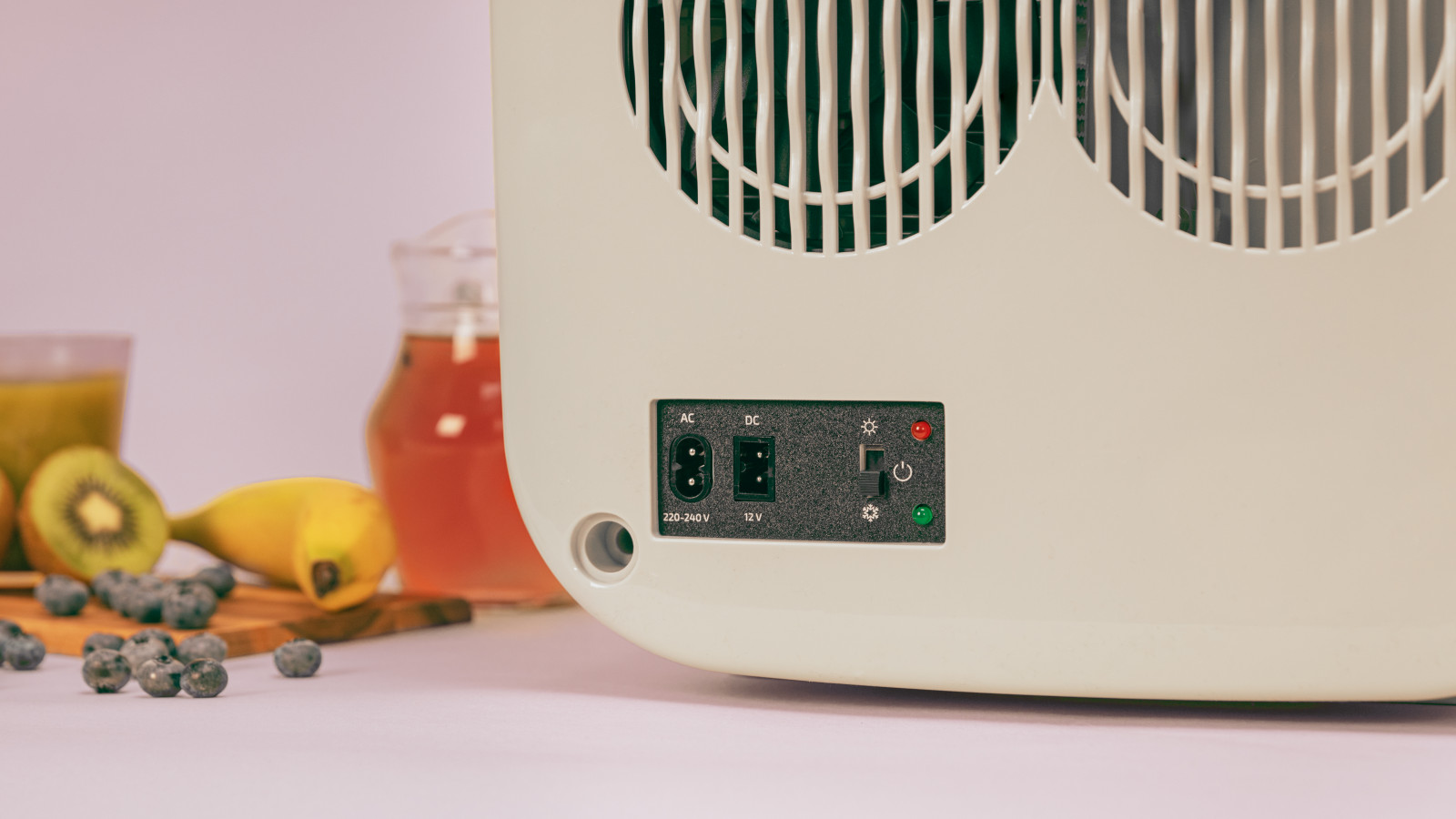 Enfría hasta 7 ºC: su función enfriamiento le permite alcanzar temperaturas de hasta 7 ºC, haciendo que mantenga tus bebidas y alimentos siempre bien fríos. Termostato hasta 65 ºC: su función calentamiento soporta temperaturas de hasta 65 ºC, permitiéndote conservar productos que requieren de una mayor temperatura.