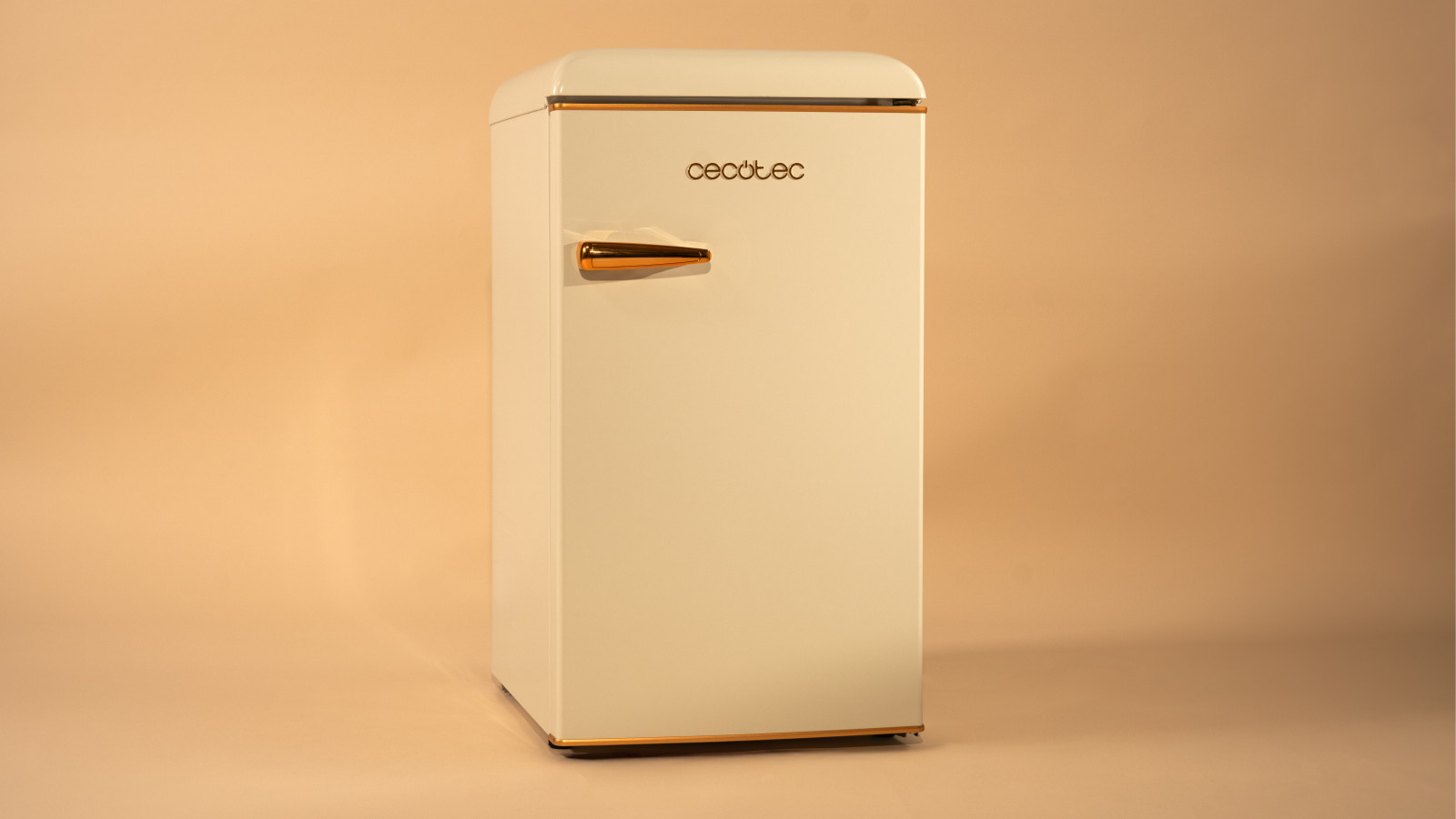 El frío más compacto. La gran capacidad de 95 L del mini frigorífico hace que sea ideal para conservar un buen número de bebidas y alimentos bien fríos. Coloca la nevera donde quieras y ten a mano tus refrescos preferidos.