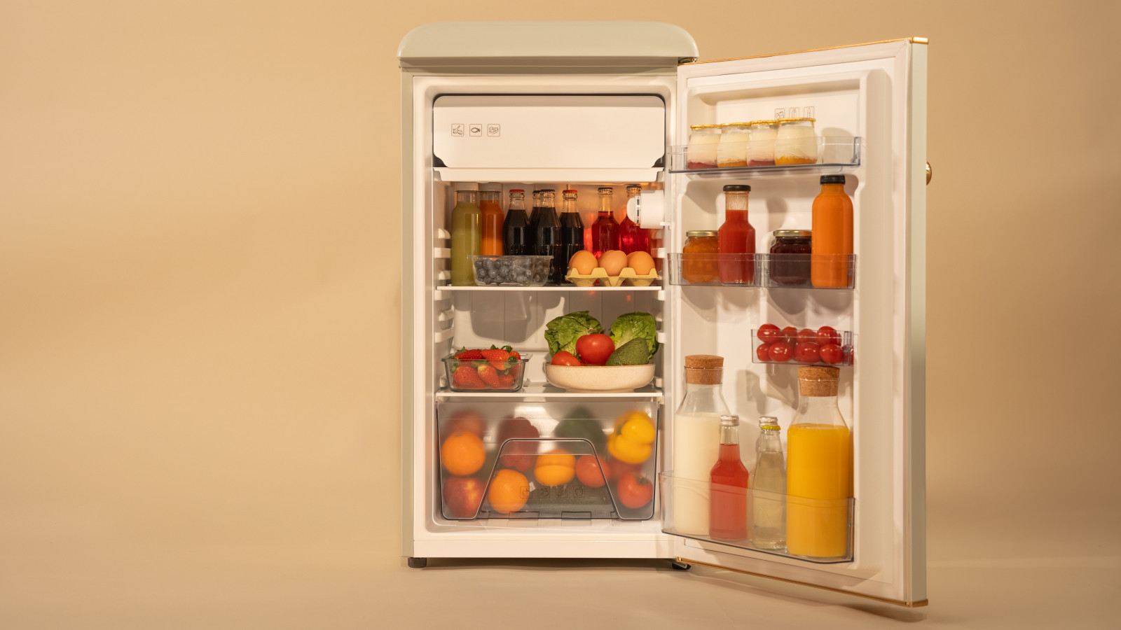 Icebox. La mini nevera cuenta con cajón para hacer hielo, para que siempre tengas cubitos a tu disposición y puedas enfriar tus bebidas o preparaciones en cualquier momento.