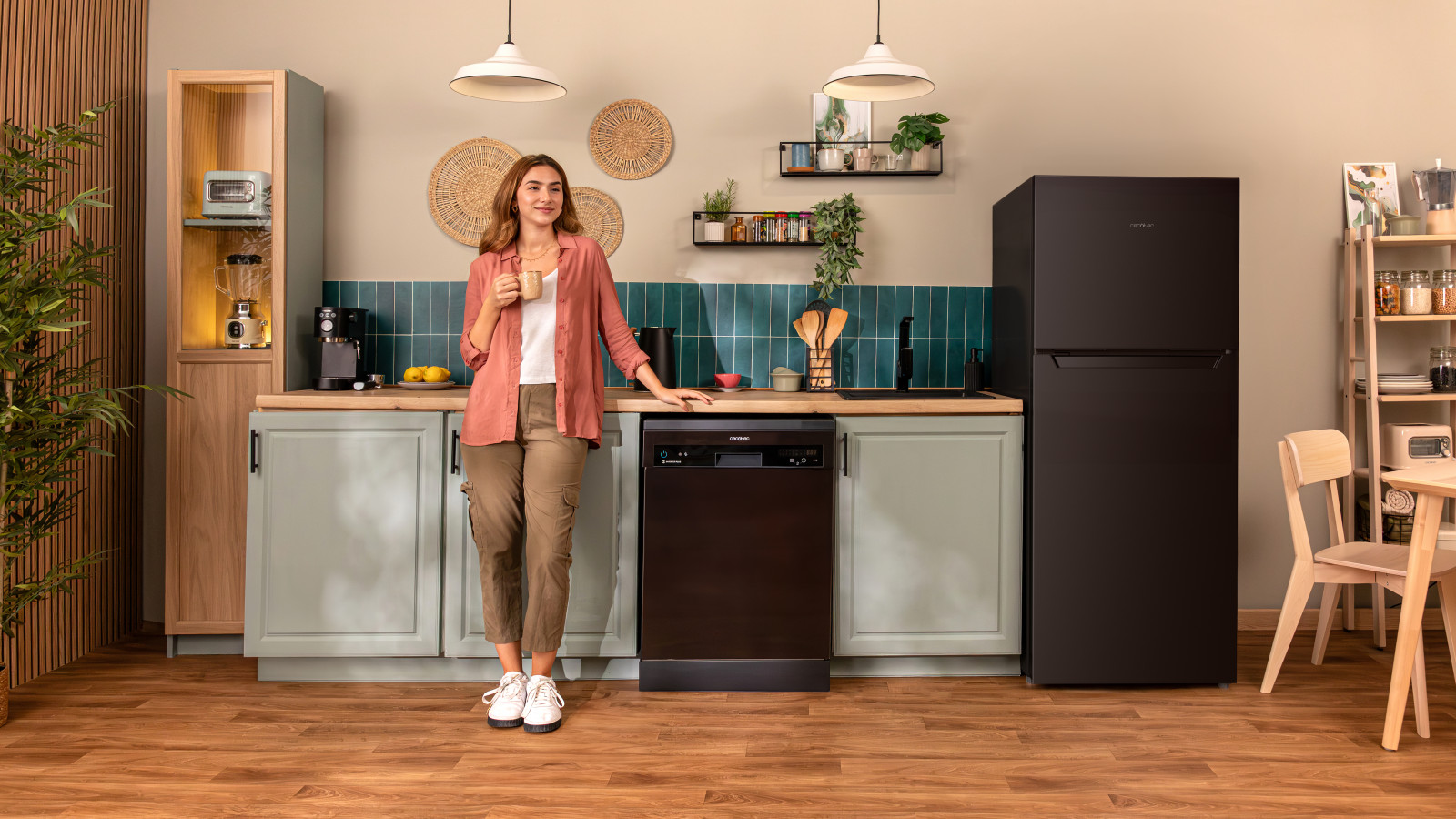 Frigorífico de dos puertas negro con 211 L de capacidad. Función Defrost: sistema que evita la formación de hielo en el frigorífico manteniendo los alimentos y nutrientes durante un mayor periodo de tiempo.