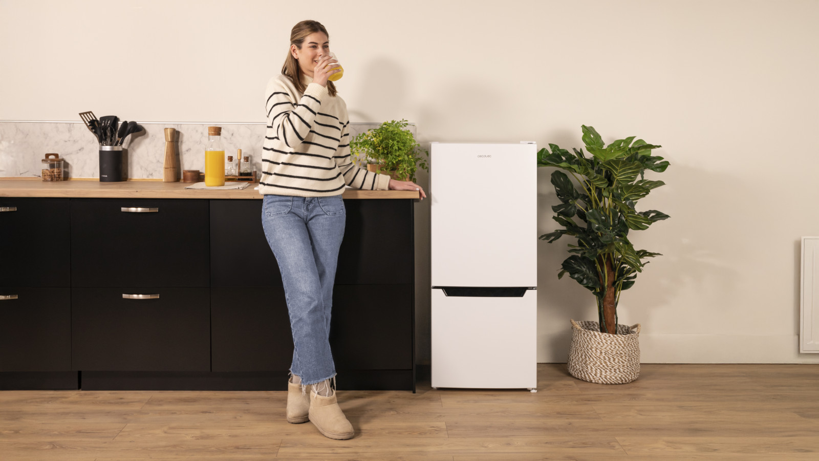 Domina el frío: frigorífico combi blanco con 117 L de capacidad. Clase E: clasificación energética óptima para un frigorífico.