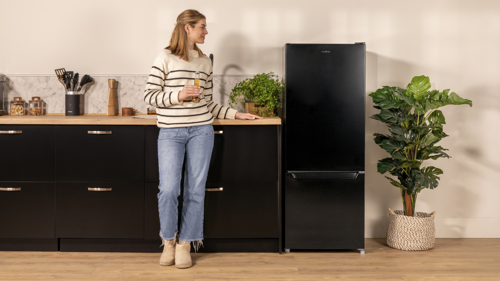 Frigorífico combi blanco con 205 L de capacidad. Clase E: clasificación energética óptima para un frigorífico.