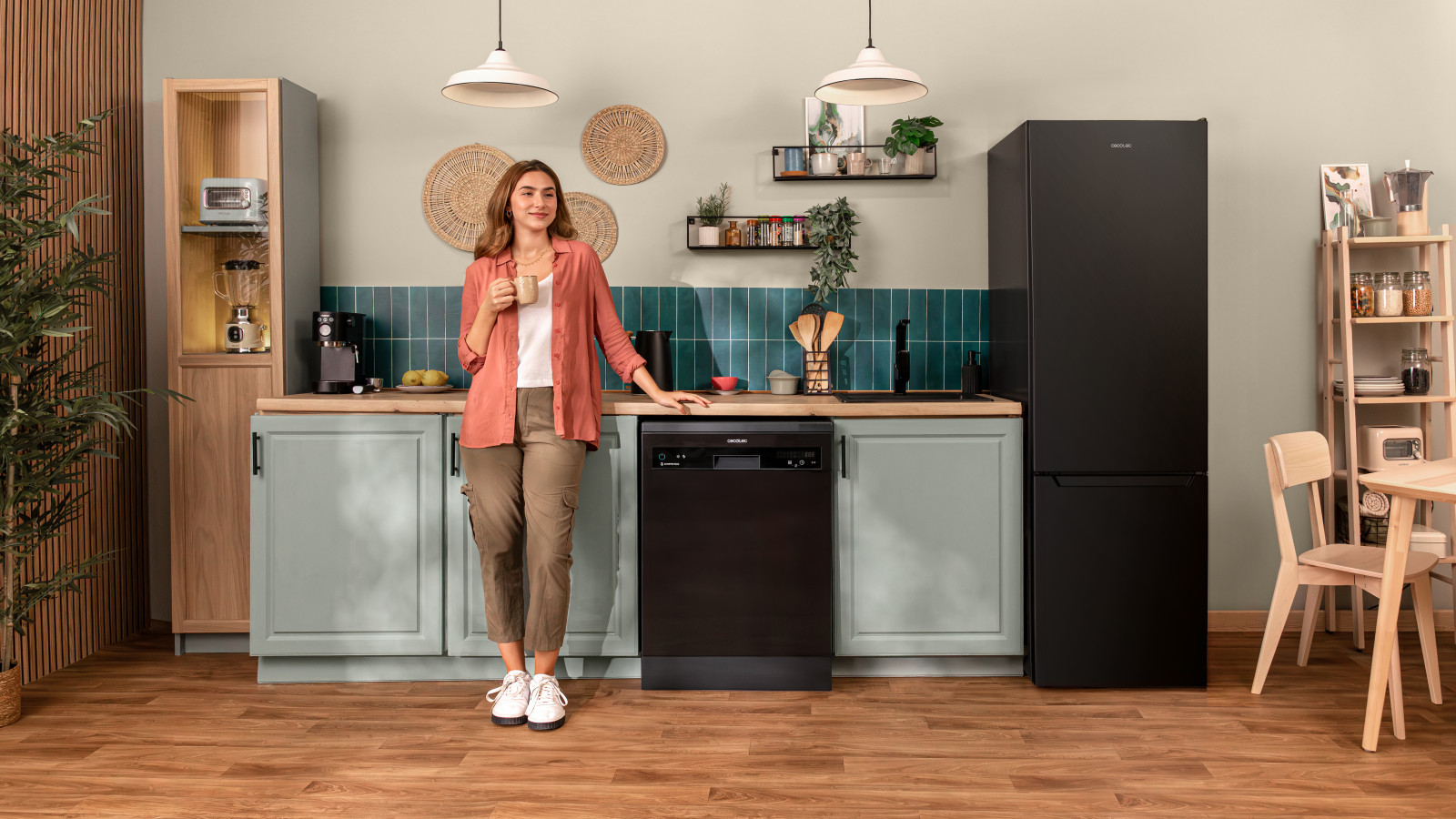 Frigorífico cíclico con diseño de puertas negras elegantes y modernas.