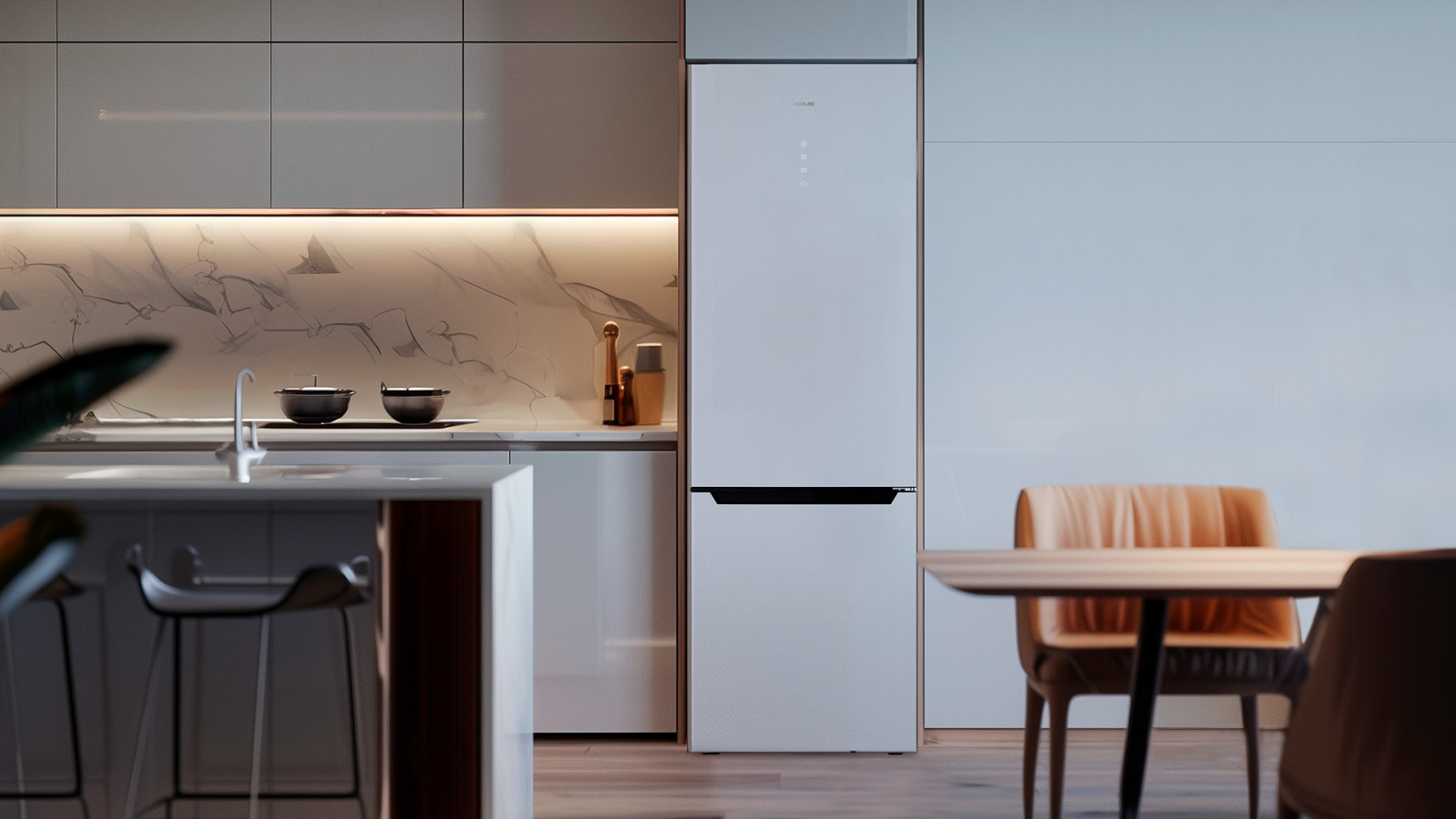 Frigorífico combi cristal blanco con 356 L de capacidad. Total No Frost: sistema que evita la formación de hielo en los alimentos y frigorífico manteniendo los alimentos y nutrientes durante un mayor periodo de tiempo, gracias a una mejor circulación del aire. Clase E: clasificación energética óptima para un frigorífico.