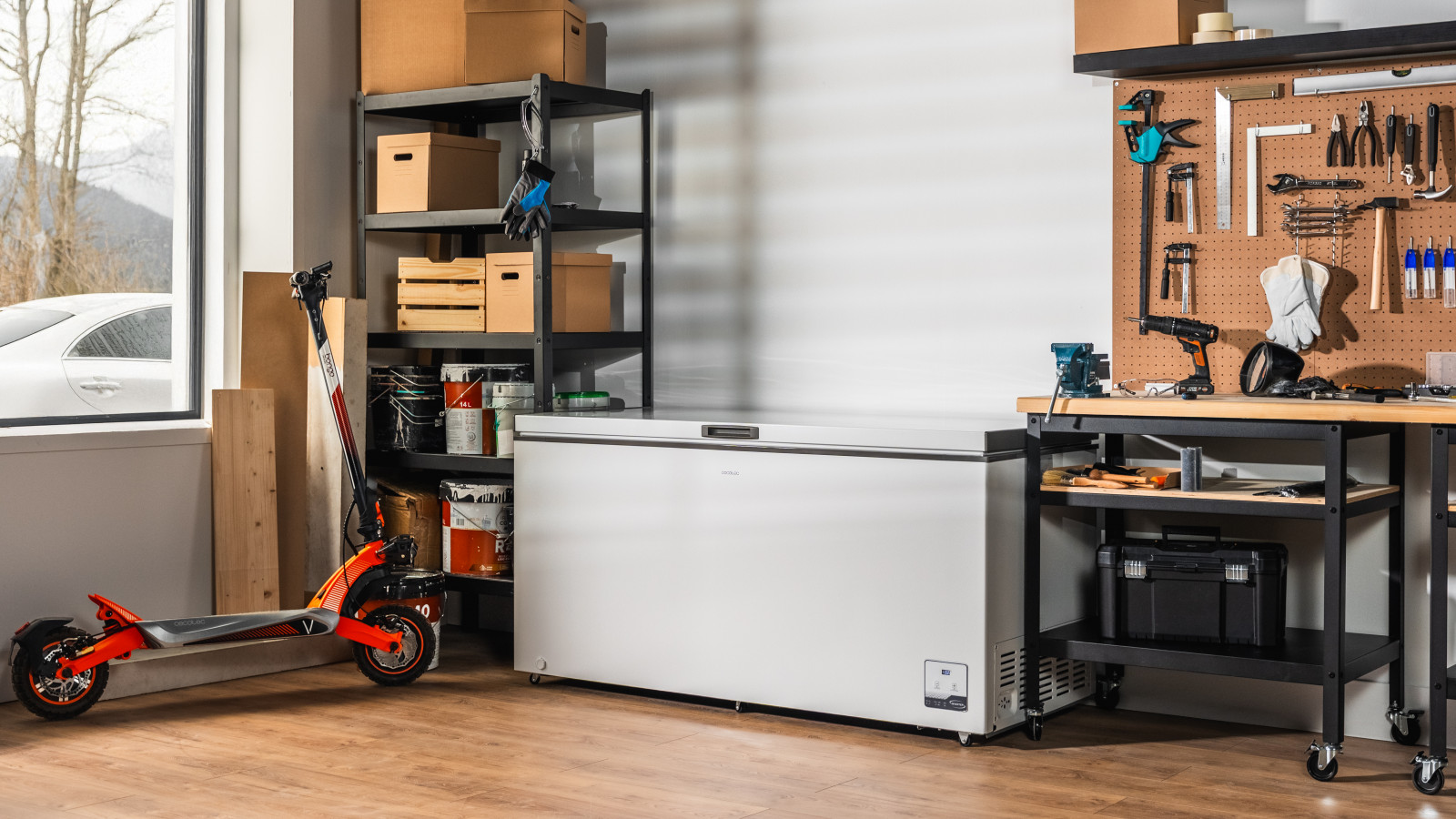 Congelador horizontal negro con 500 L de capacidad.