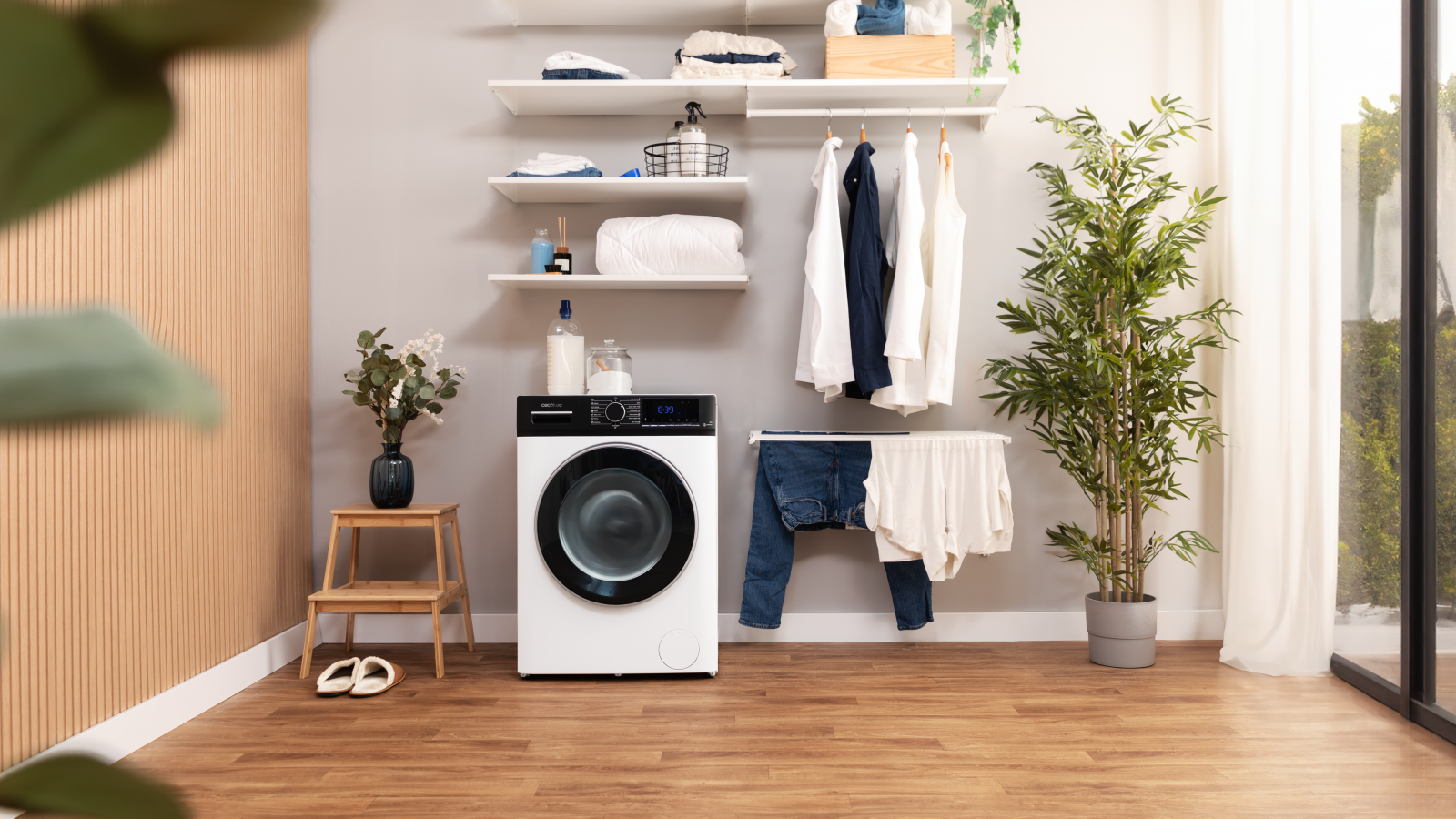 Capacidad 10 Kg: lava toda tu ropa a la vez gracias a la gran capacidad de 10 kg su tambor y haz tus lavados más eficientes al no dejarte nada para otro día. Clase A-30%: consigue el máximo ahorro en cada lavado gracias a su etiqueta energética Clase A-30%. Motor Inverter Plus: garantiza un funcionamiento eficiente lavado tras lavado, lo que permite ahorrar más de un 50% en comparación con un motor universal. Además, reduce el ruido durante su funcionamiento, sobre todo en la fase de centrifugado y lavado.