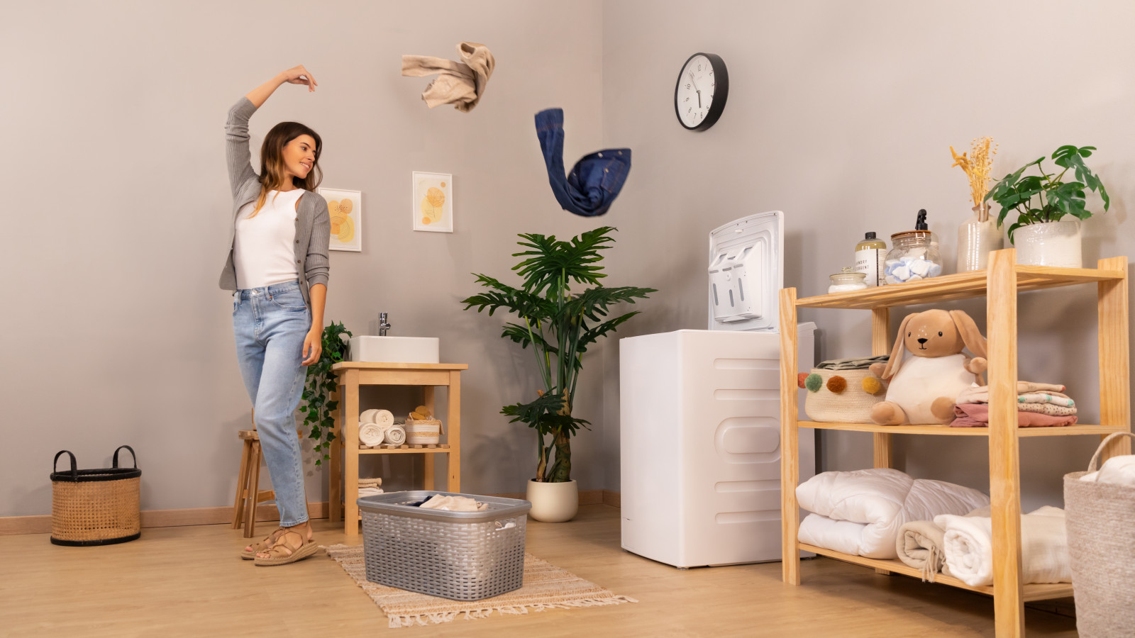 Carga superior: gracias a su sistema de carga superior, esta lavadora ocupa menos espacio que una convencional, lo que es ideal para lugares donde el espacio es reducido.