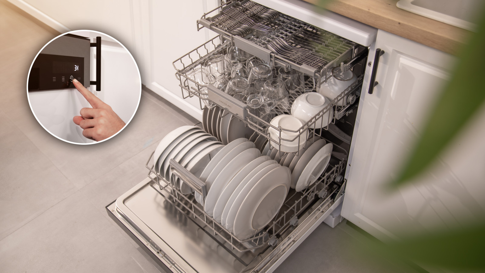 Auto Open: función que permite la apertura de puerta al finalizar el lavado completo, obteniendo un secado natural de los utensilios. Electronic AquaStop: ante algún problema, el agua se vuelve a redirigir al interior del compartimento evitando así cualquier tipo de fuga de agua. Bandeja para Cubiertos. Bandeja superior dedicada para cubiertos, de esta manera se obtendrán unos cubiertos más limpios y se ahorrará espacio en las otras bandejas inferiores.