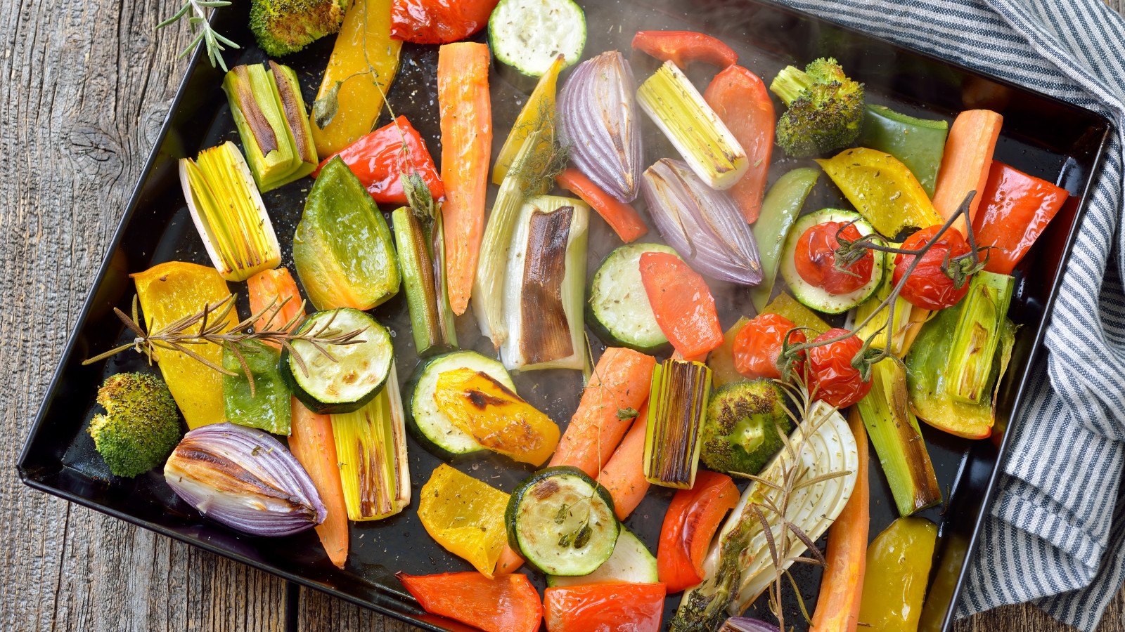 Clase energética A: ahorra en cada uso, reduce el consumo energético sin restar eficacia durante la cocción de tus recetas. Potencia de 2800 W: prepara todo tipo de recetas gracias a su enorme potencia.