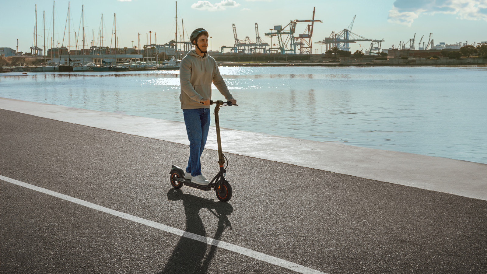 Disfruta de la conducción: Con su autonomía de 40 km podrás recorrer largas distancias del día a día sin ningún problema. 
Su batería de 360 Wh, (36 V y 10 Ah), te asegura la potencia y autonomía necesarias para desplazarte por donde quieras.