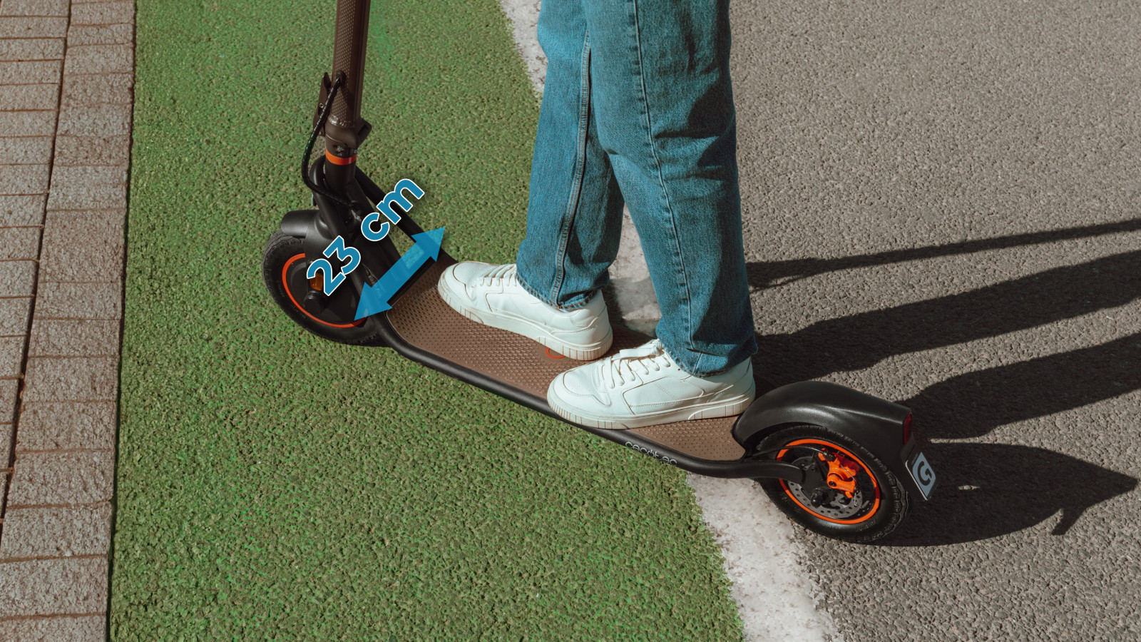 Gran agarre y adherencia: Ruedas anchas inflables de 10” para moverte por toda la ciudad con total adherencia y comodidad. Doble frenada, seguridad garantizada: Dispone de un freno eléctrico delantero y freno de disco trasero para tener más seguridad en cada recorrido.