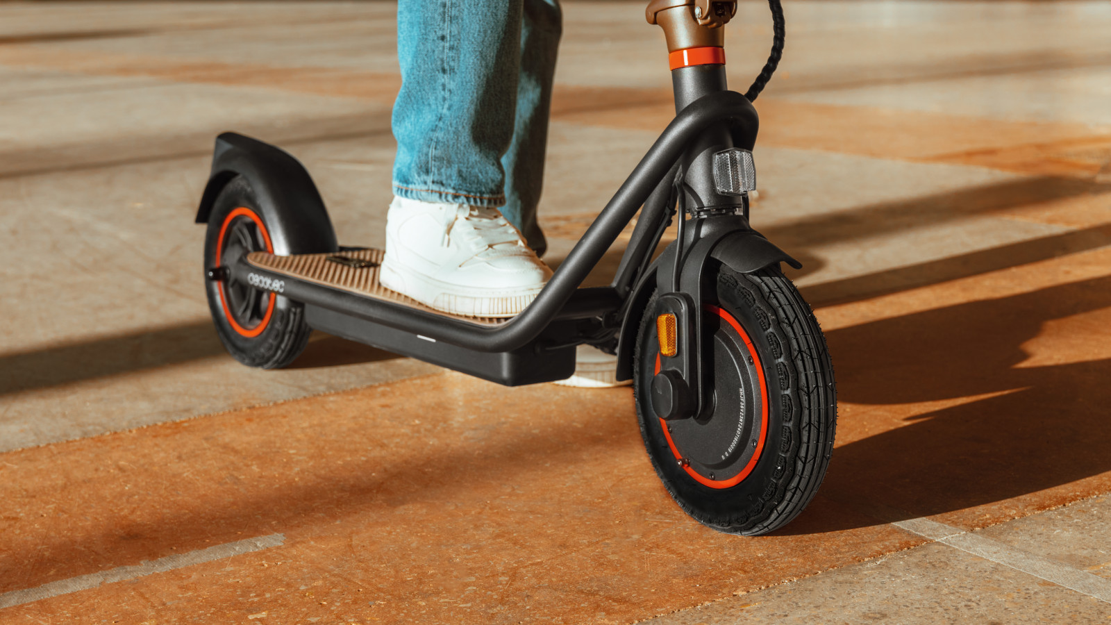 Certificado por la DGT: Cumple con todos los requisitos de la nueva normativa española de circulación. Control APP: controla las funcionalidades de tu patinete desde tu smartphone (2 años gratis).
