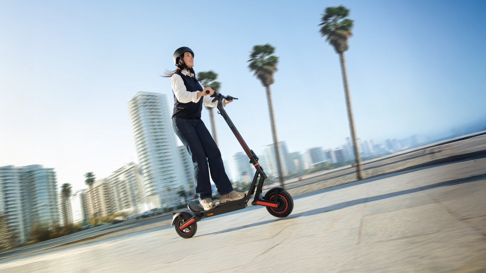 AUTONOMÍA
Equipada con una batería de 10.000 mAh 360 Wh(36V 10AH), este patinete ofrece una autonomía de hasta 40 km* en condiciones óptimas, lo que lo hace adecuado para los usuarios dentro de la ciudad.