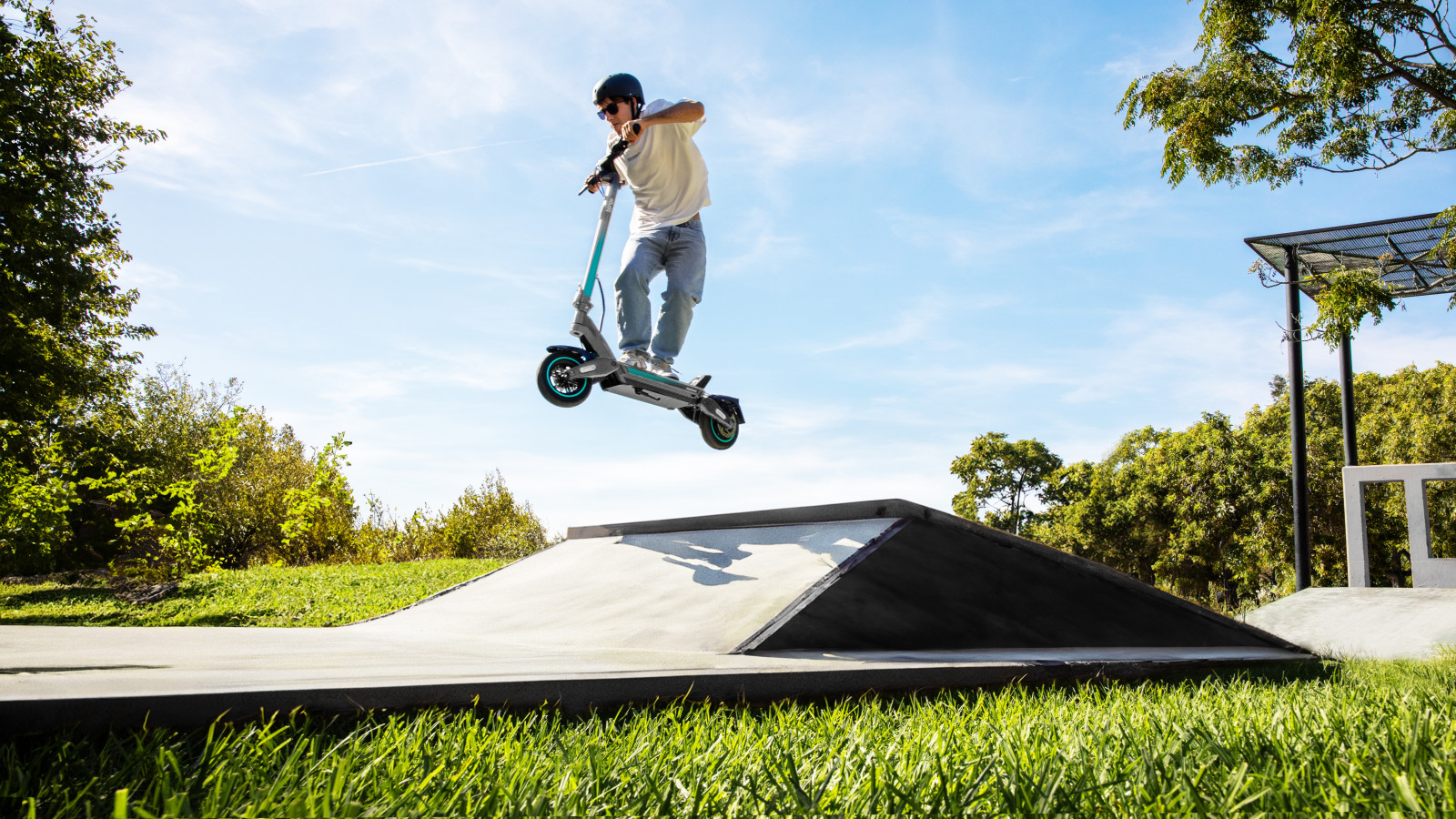 Patinete eléctrico con motor de 750 W (350 W nominal)  y 36 V para superar pendientes de hasta el 15 %. Batería con capacidad de 10000 mAh para una autonomía máxima de hasta 45 km.