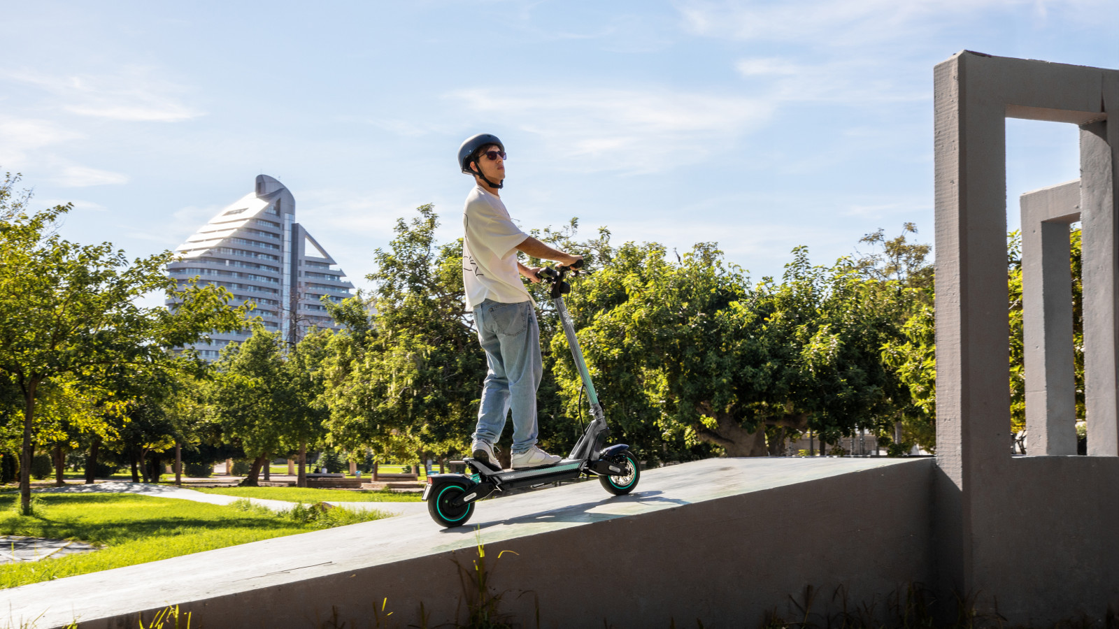Cumple con todos los requisitos de la nueva normativa española de circulación. Controla tu patinete desde la App (2 años gratis).