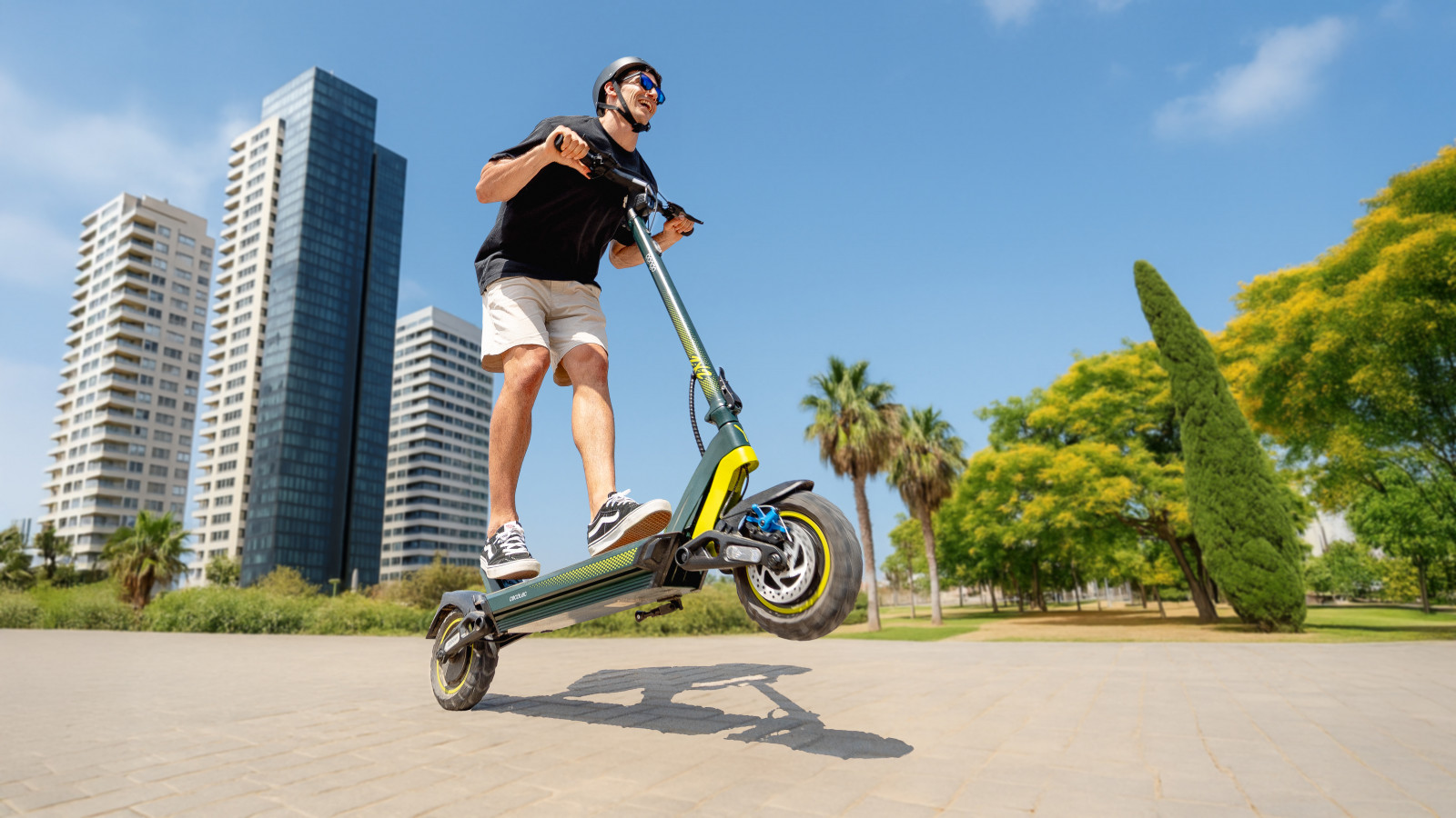 Patinete eléctrico con doble motor (2 X 500W)  y 48 V para superar pendientes de hasta el 20 %. Batería con capacidad de 18200 mAh para una autonomía máxima de hasta 85 km.