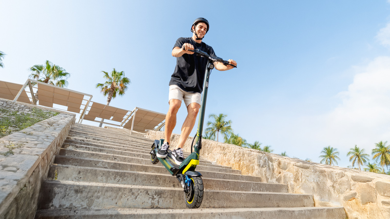 Cumple con todos los requisitos de la nueva normativa española de circulación. Controla tu patinete desde la App (2 años gratis)