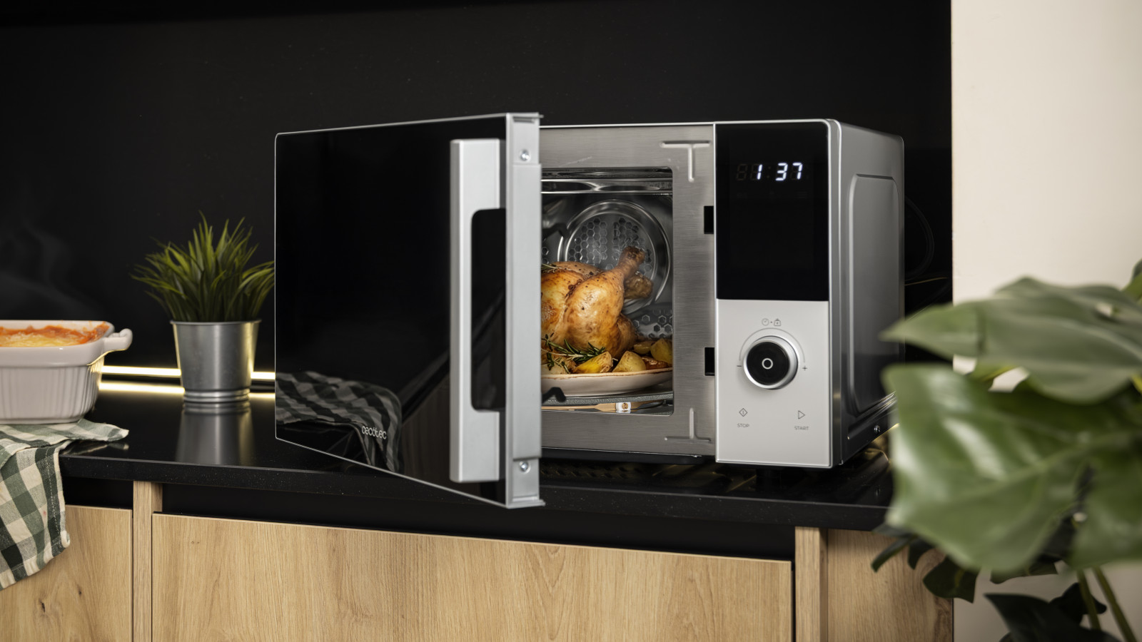 Microondas digital con botones táctiles y knob de 25L y 850W con grill de 1200W.