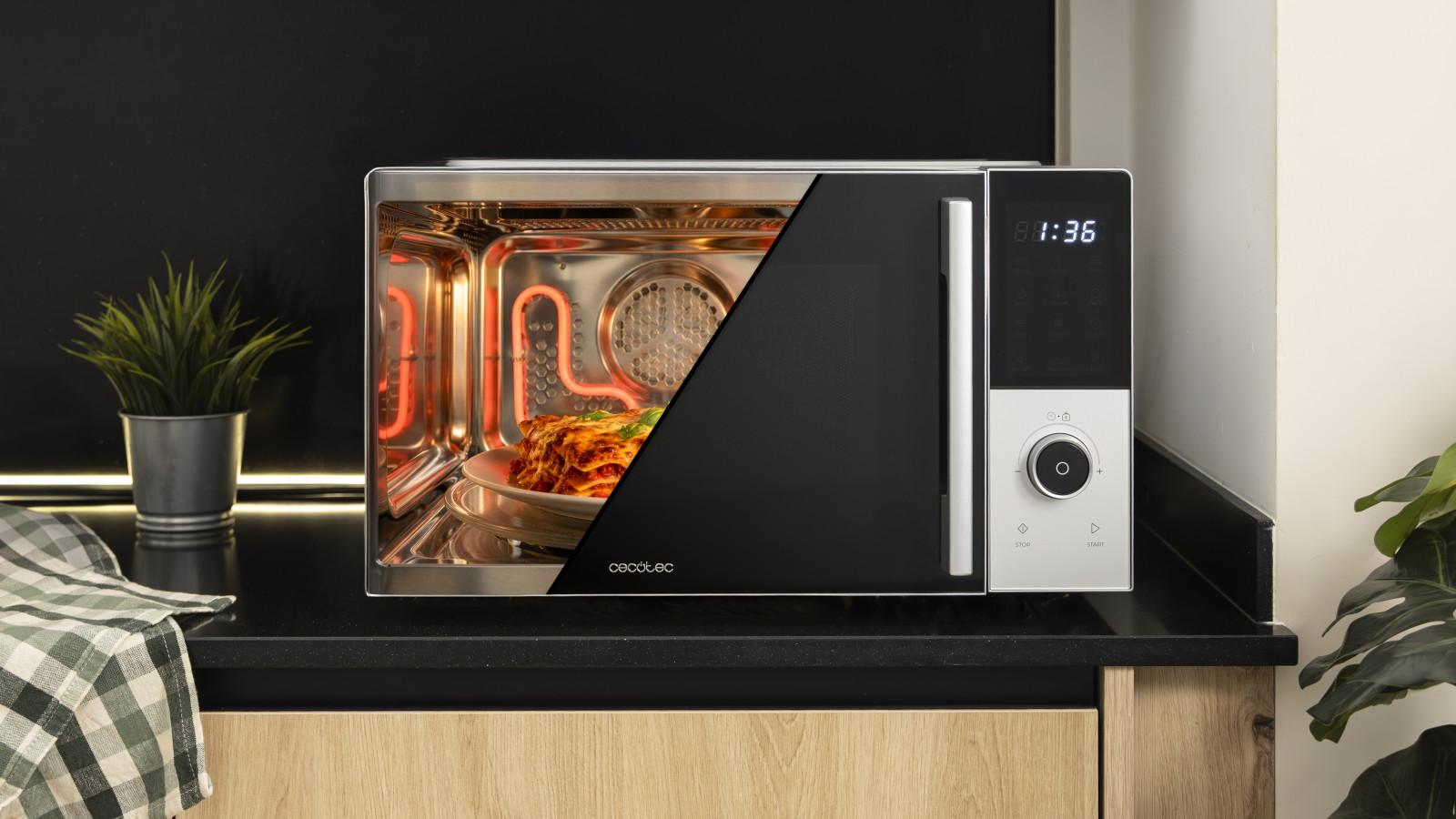 Los 2200W de potencia de convección permiten cocinar con la eficiencia y rapidez de un horno tradicional, pero con la comodidad de un microondas.
