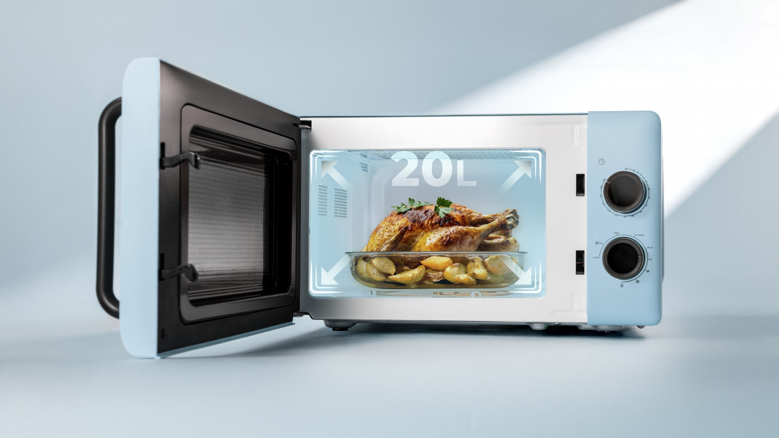 El microondas te avisará en el momento en el que se hayan terminado de preparar tus recetas con su señal de fin de cocción y podrás visualizar el proceso en todo momento gracias a su lámpara con luz interior.