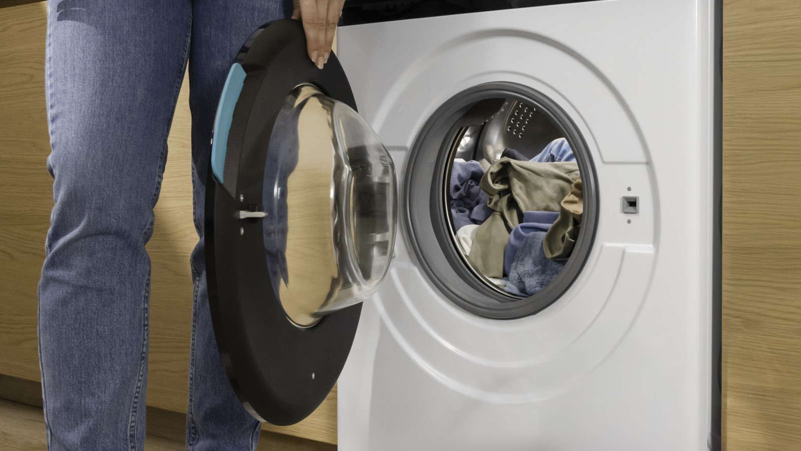 SteamMax: limpieza profunda con vapor que penetra en la ropa, elimina las manchas difíciles y esteriliza cada prenda.