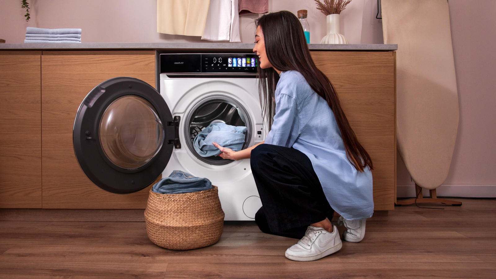 Cuenta con 11 programas de lavado que se adaptan a diferentes tipos de tejidos y necesidades, garantizando un cuidado óptimo para cada prenda. Su pantalla FullColor proporciona una interfaz intuitiva y moderna, facilitando la configuración y el seguimiento de cada ciclo de lavado. La puerta XXL hace que cargar y descargar la lavadora sea más sencillo y cómodo, incluso con piezas voluminosas.