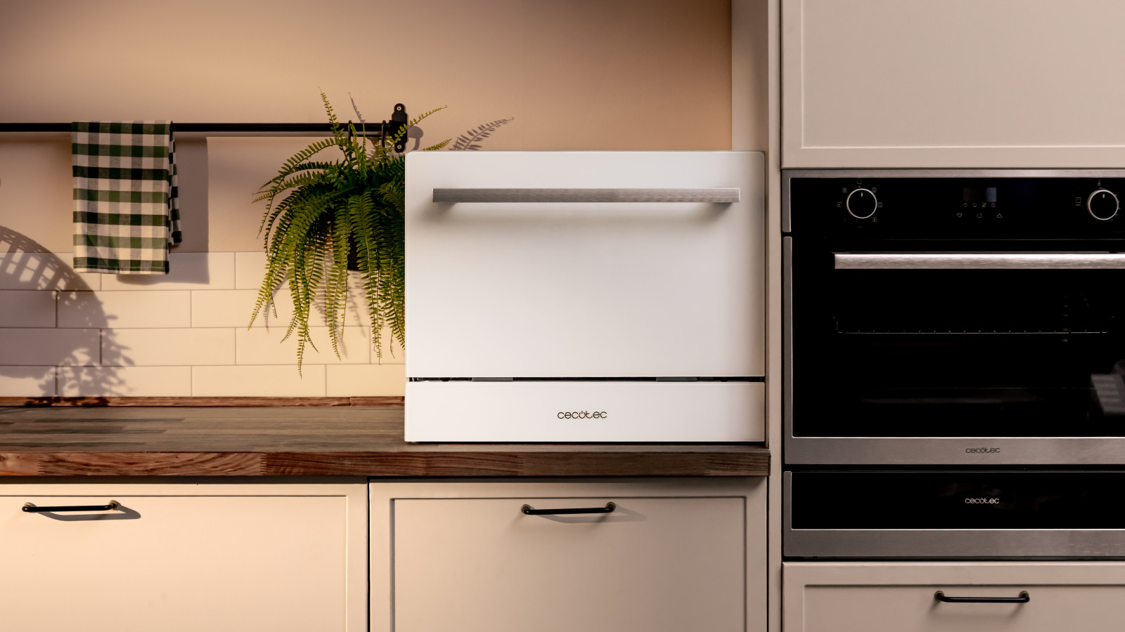 Descubre cómo ahorrar espacio, tiempo y esfuerzo con este lavavajillas de capacidad para 6 cubiertos, diseñado para lavar tus platos y utensilios de manera eficiente, rápida y cómoda. Su diseño compacto es ideal para cocinas pequeñas, permitiéndote optimizar el espacio sin comprometer el rendimiento.