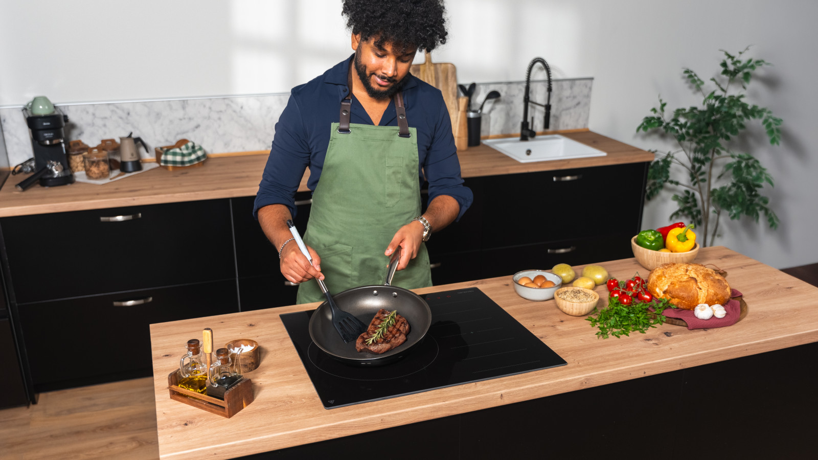 El control táctil invisible le confiere un diseño moderno y minimalista, facilitando la limpieza y el manejo intuitivo. Además, la Función Keep Warm mantiene tus alimentos a la temperatura ideal hasta que estés listo para servir, conservando su sabor y textura. Y la función Stop&Go te permite pausar y retomar la cocción sin perder los ajustes previos.