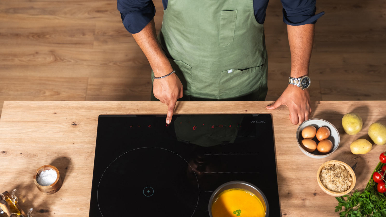 Su elegante color negro con frente biselado se integra de manera perfecta en cualquier cocina, añadiendo un toque de sofisticación. La Función Kid Lock garantiza la seguridad, bloqueando los botones para evitar el acceso de niños, y el temporizador individual te ofrece un control preciso sobre cada zona de cocción, optimizando tus tiempos en la cocina.