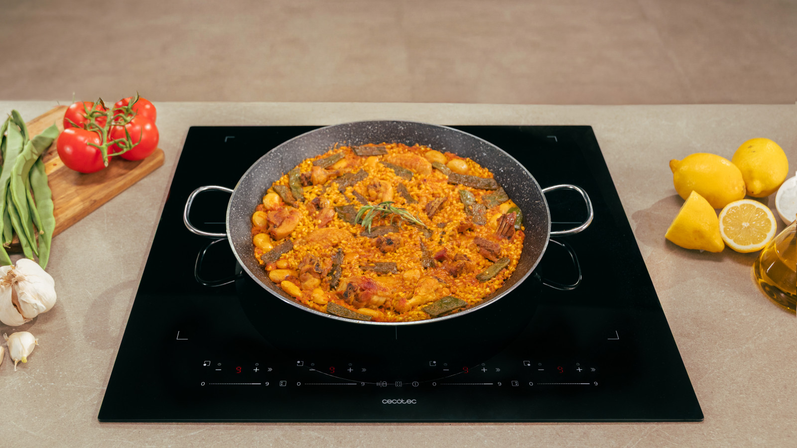 La función Stop&Go te permite pausar y retomar la cocción sin perder los ajustes previos, y la función Booster proporciona un impulso extra de potencia para calentar rápidamente.