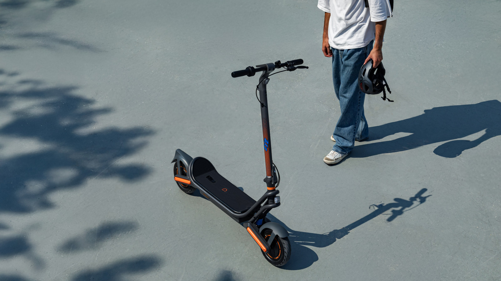 Supera cualquier pendiente: patinete eléctrico con doble motor, delantero y trasero, y una potencia de 750 W y pico máximo de 1000 W, capaz de superar pendientes y obstáculos.