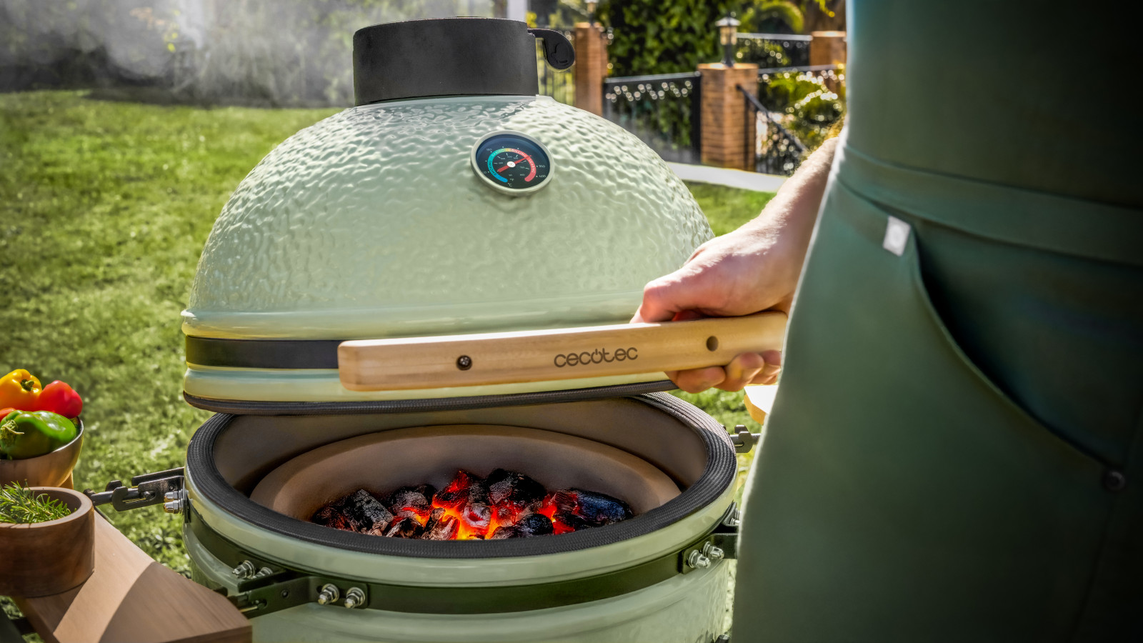 Asa, ahúma u hornea. Prepara todo tipo de recetas con el modo de cocción que prefieras y disfruta de una gran versatilidad. Regula la temperatura de cocción. Sistema de ventilación superior e inferior, con doble disco en la parte superior y una puerta en la zona inferior, que permite un control preciso de la temperatura.