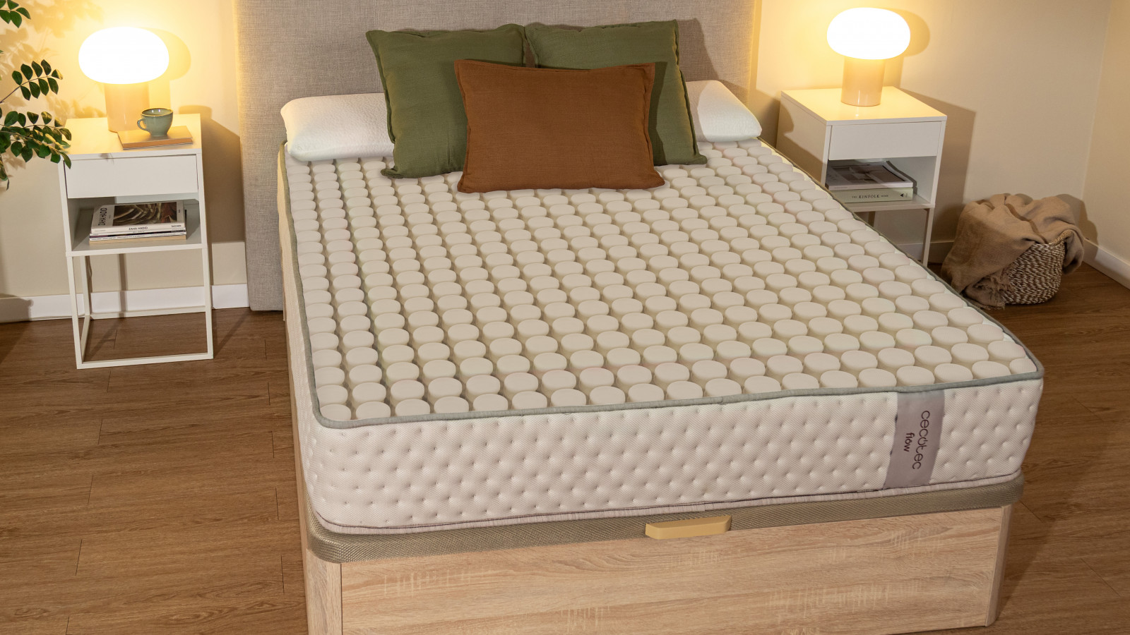 Tejido SmoothFeel que aporta elasticidad, suavidad, alta transpiración, resistencia y de fácil limpieza. Doble cara DualSystem. Disfruta de la sensación de frescor en verano y calidez en invierno. Tu óptimo descanso no depende de la estación.