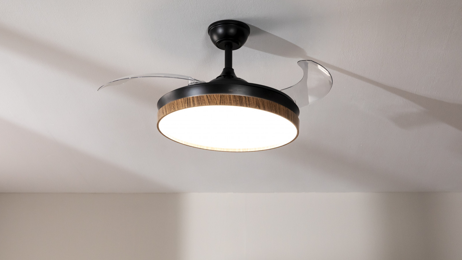 Ventilador de techo que combina diseño elegante y funcionalidad avanzada para mejorar el confort y la iluminación de tu hogar.