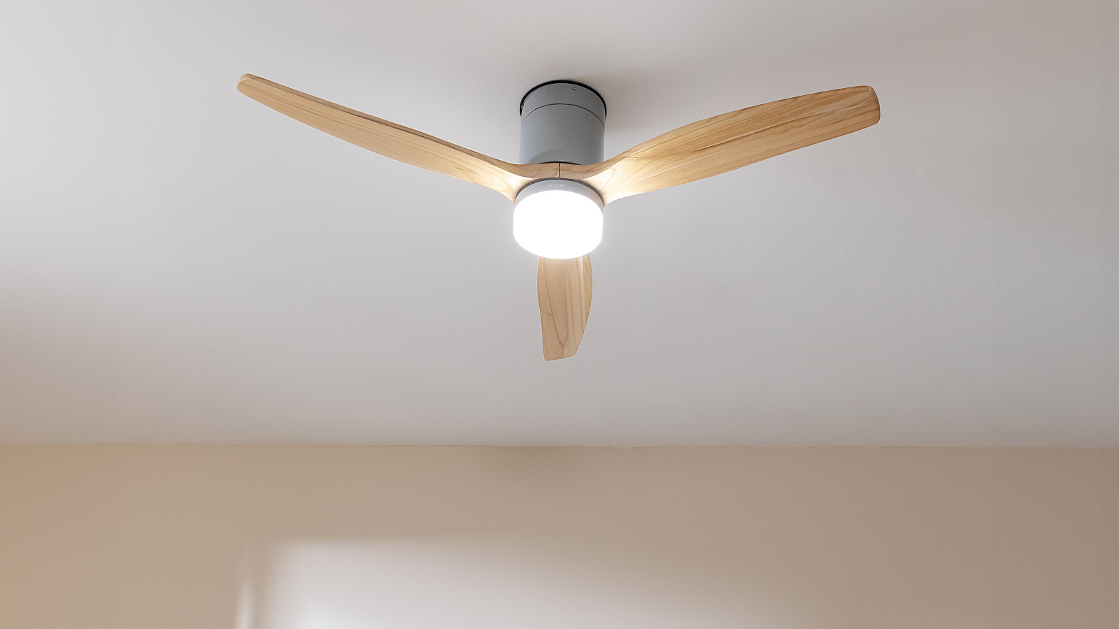 Gran potencia de 40 W, con motor DC de alto rendimiento que aumenta el caudal de aire y la sensación de frescor, con la máxima fiabilidad y durabilidad. Su motor DC de corriente directa mejora el funcionamiento del ventilador por lo que aumenta su eficiencia y genera un menor consumo eléctrico. Además, trabaja de manera silenciosa.