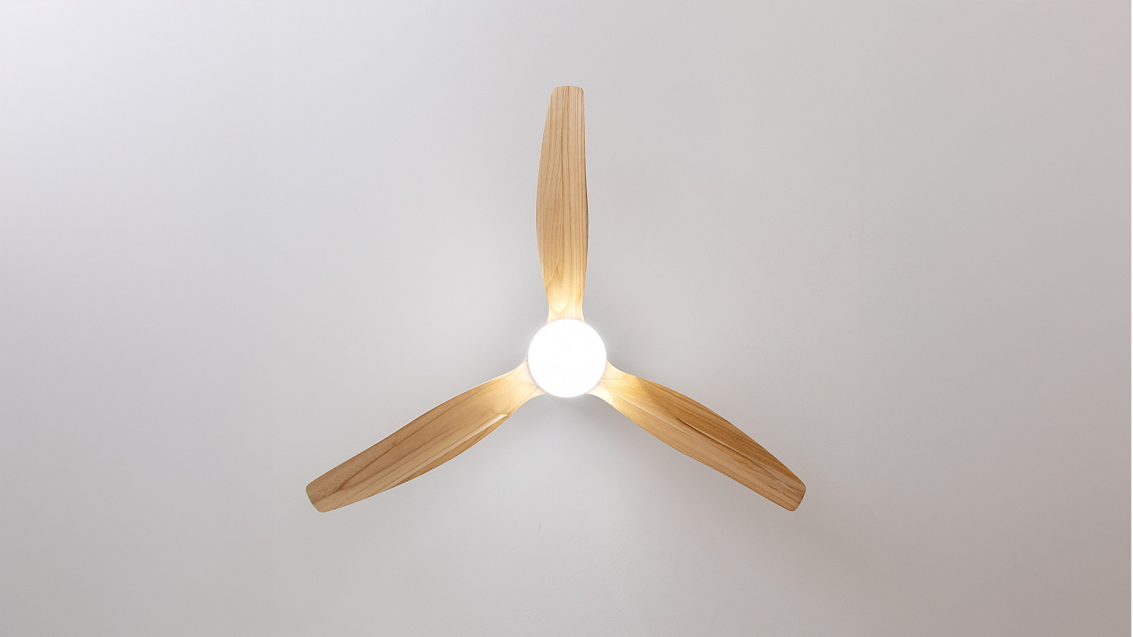El ventilador integra una lámpara LED con 18 W que lo convierte en un práctico equipo híbrido. Consigue luz y un ambiente perfecto en tu hogar de la forma más eficaz y asequible.