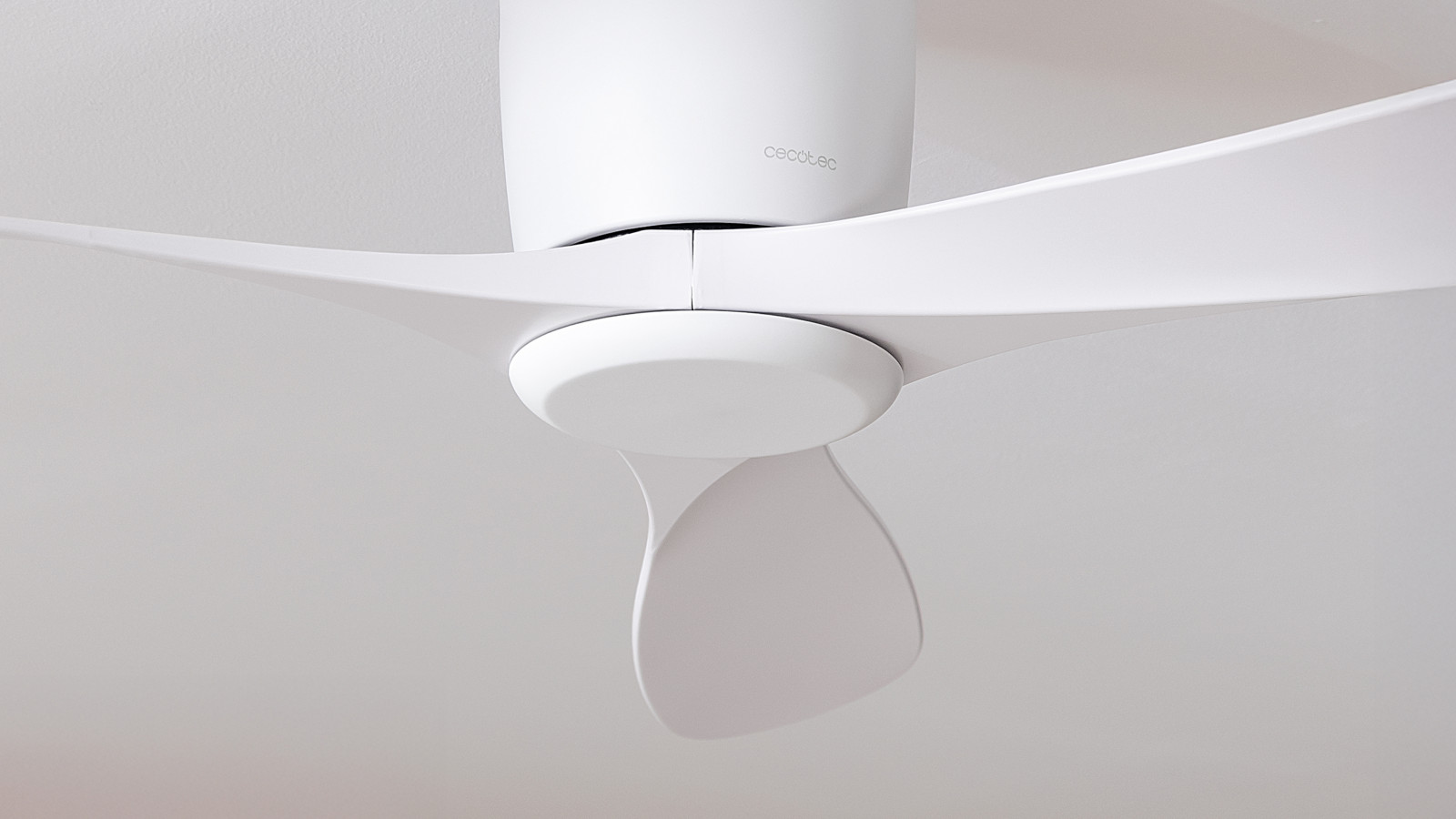 Amplio diámetro de 52 pulgadas (132 cm) que aumenta la cobertura de aire fresco en la estancia.