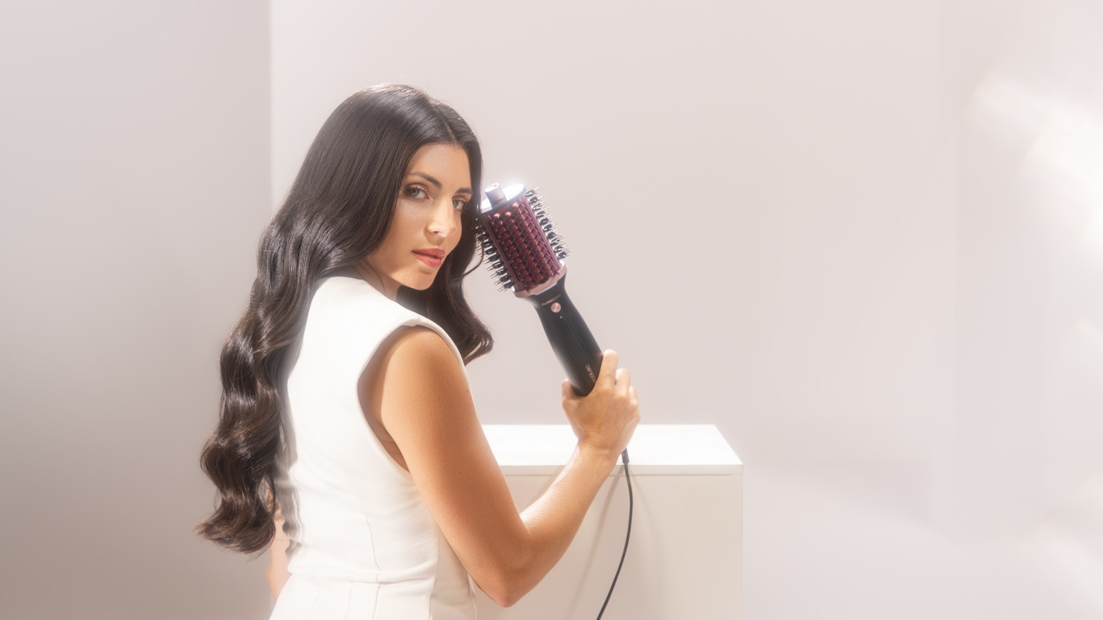 Cuidado avanzado del cabello: El revestimiento de cerámica y la tecnología iónica ayudan a proteger tu cabello del daño, reduciendo el encrespamiento y aportando un brillo natural. Estas características aseguran que cada uso del Air DryBold Elite deje tu cabello suave y saludable.