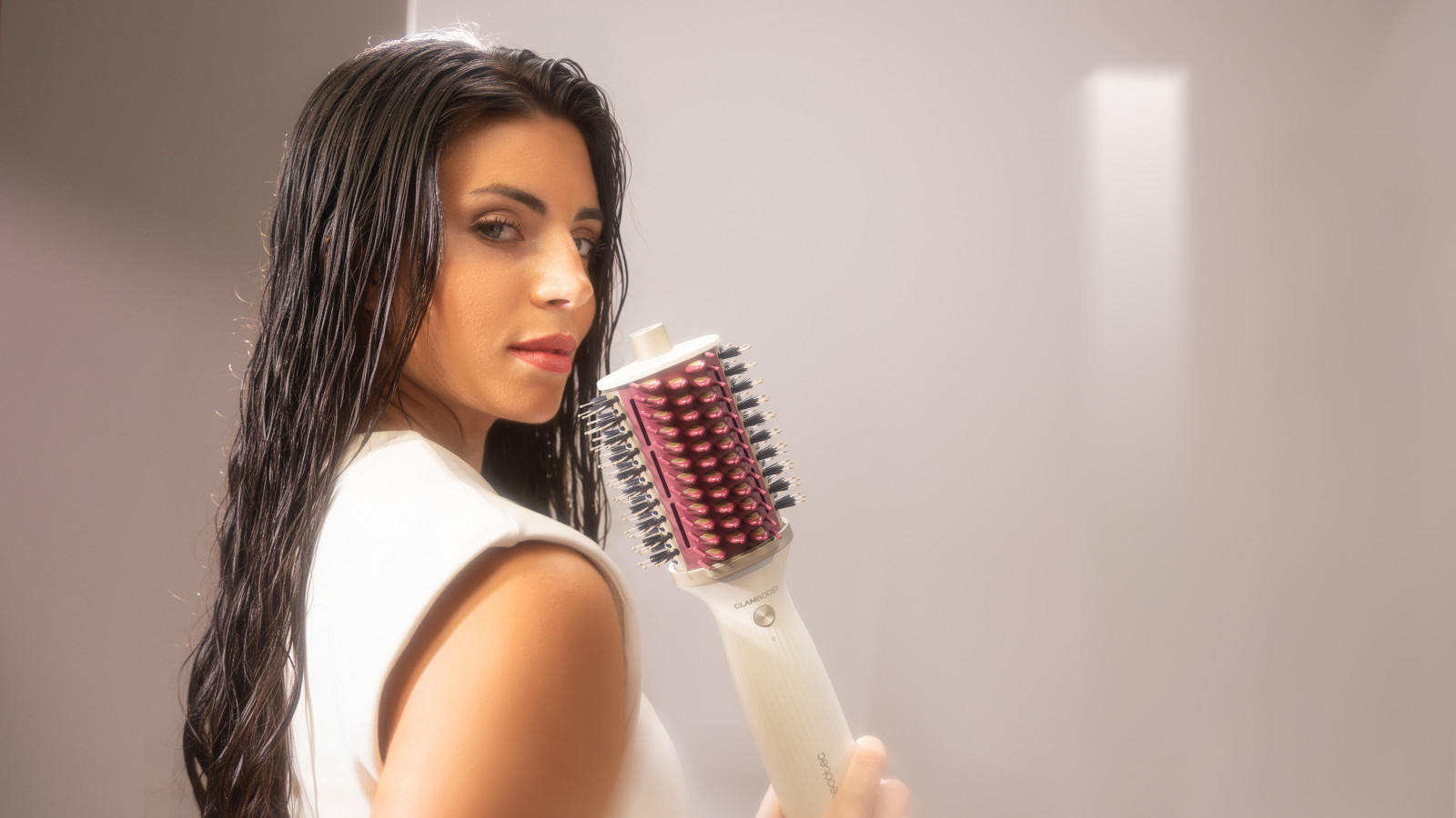 Personalización total: Con 4 modos que incluyen 3 velocidades y 4 ajustes de temperatura, este cepillo moldeador se adapta a cualquier tipo de cabello y estilo deseado. Además, incorpora función de aire frío para sellar el peinado, garantizando un acabado duradero y con más brillo.